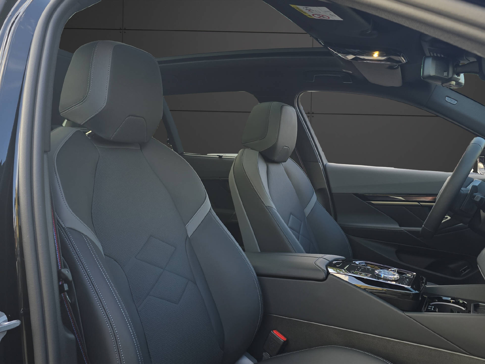 BMW 520d xDrive Touring M Sport PRO ** VOLLAUSSTATTUNG // 5 Jahre GARANTIE // 2'000 kg Anhängelast **-image-9