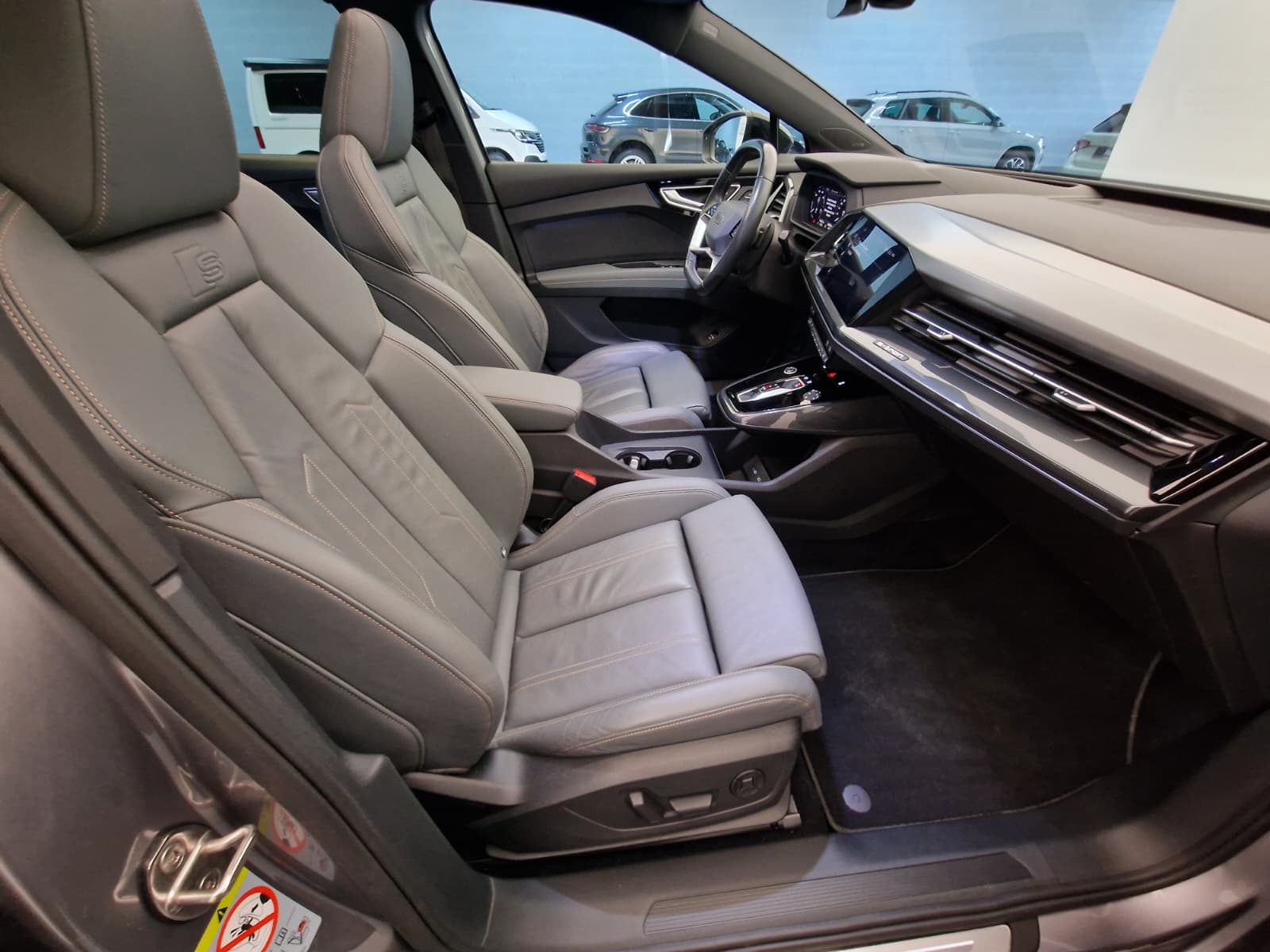 AUDI Q4 e-tron 50 quattro-image-12