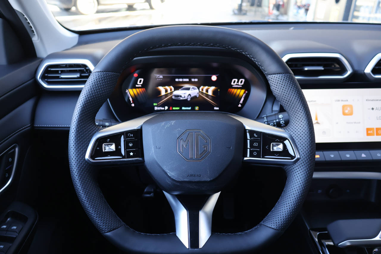 MG ZS 1.5 Hybrid+ Luxury-image-8