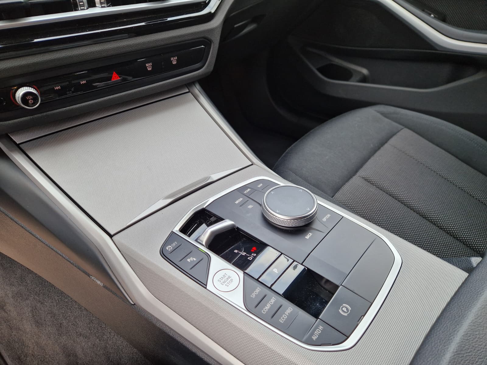 BMW 320d xDrive 48V Touring Steptronic-image-11