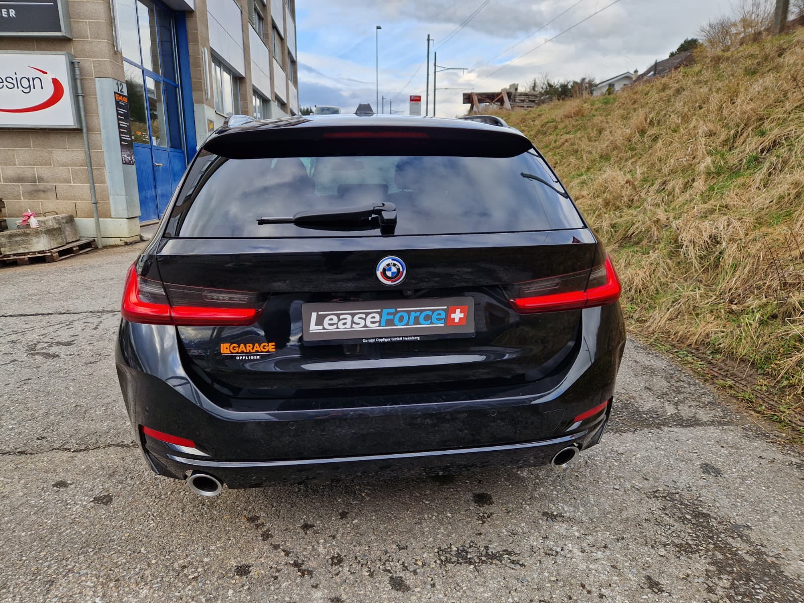 BMW 320d xDrive 48V Touring Steptronic-image-4