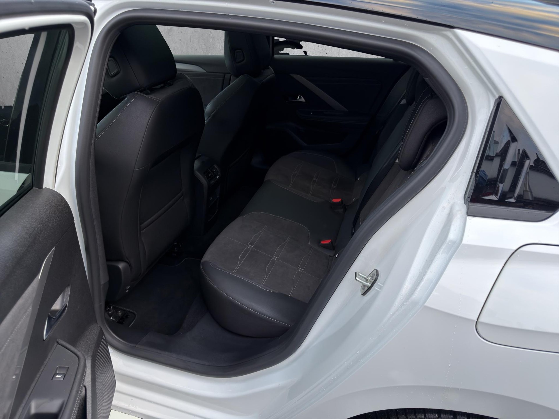 OPEL Astra 1.6 T PHEV 180 Ultimate-image-12