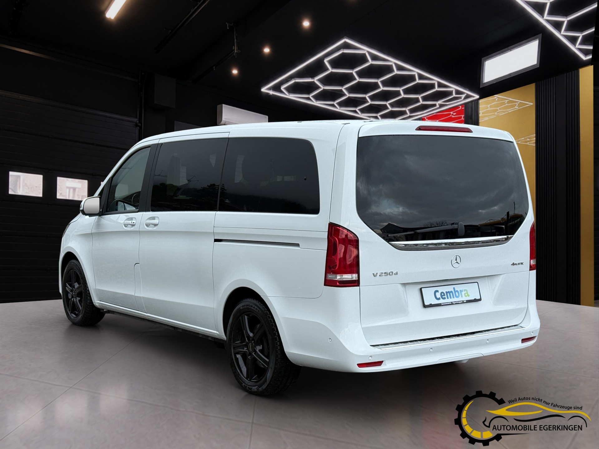 MERCEDES-BENZ V 250 d lang 4matic Van-image-6