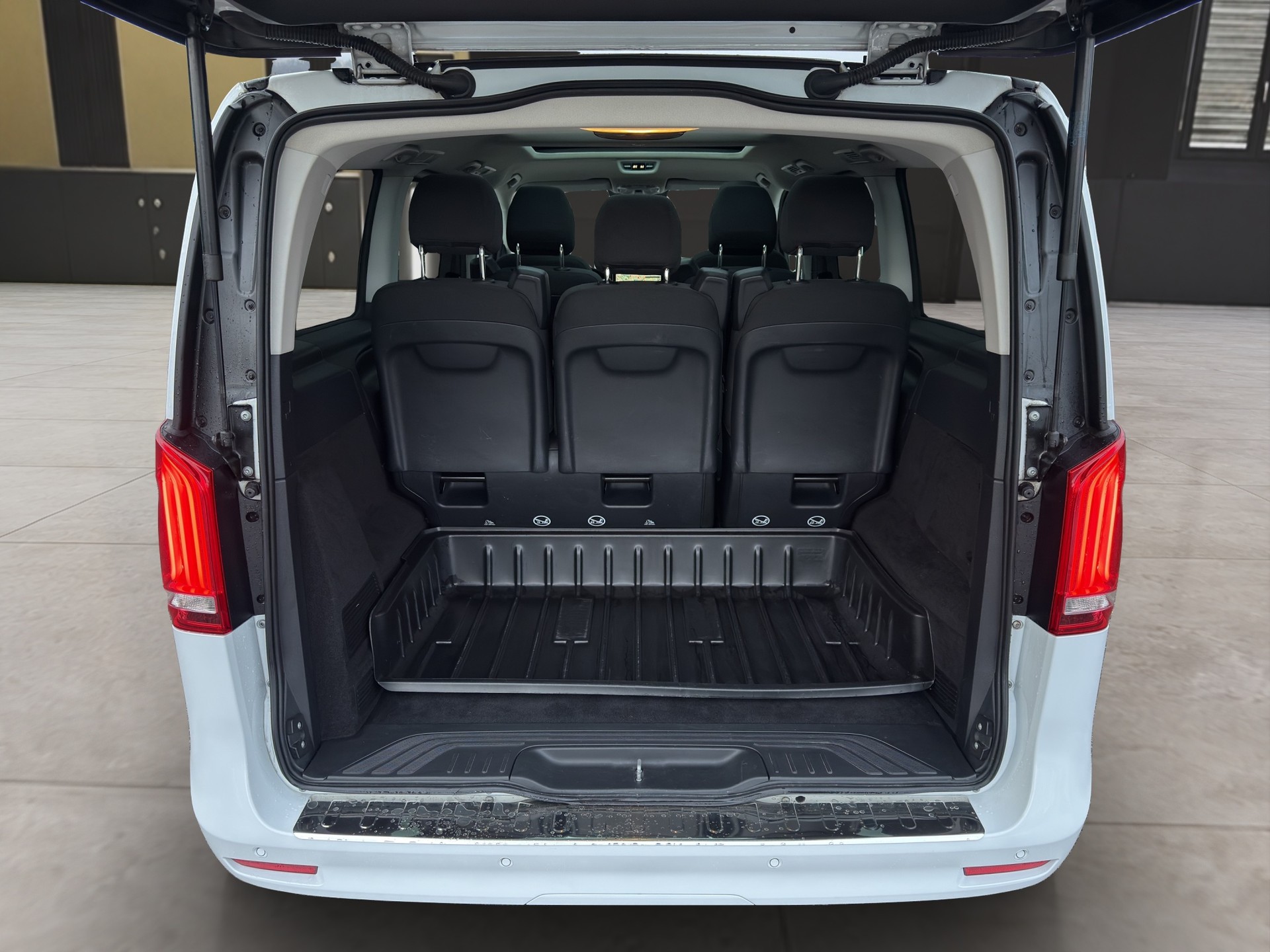MERCEDES-BENZ V 250 d lang 4matic Van-image-15