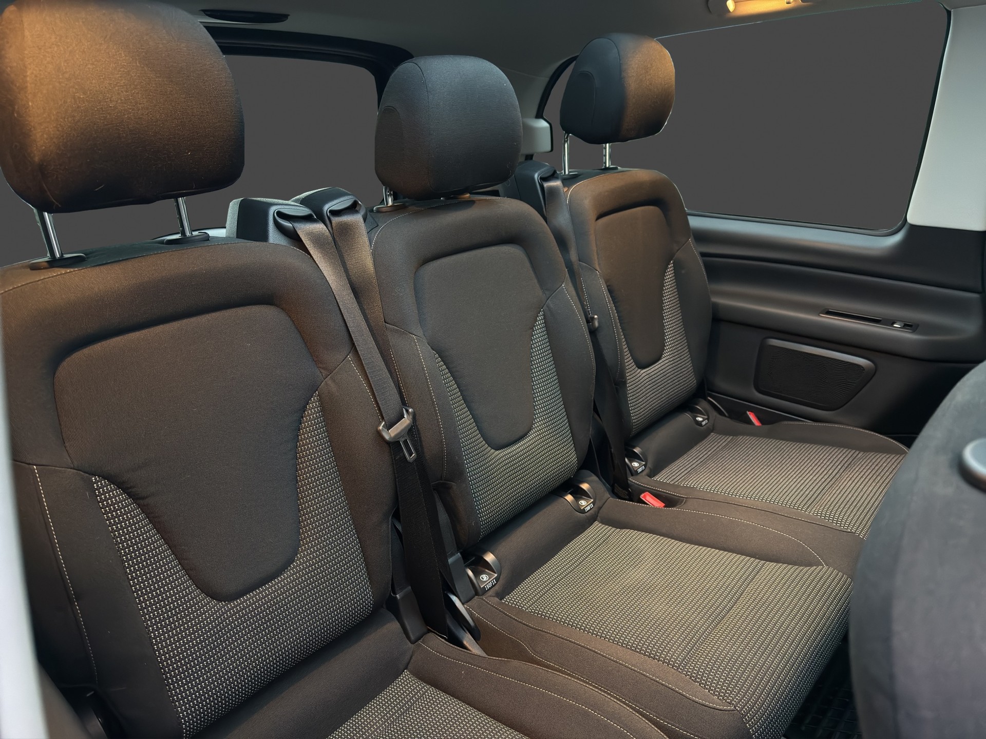 MERCEDES-BENZ V 250 d lang 4matic Van-image-14