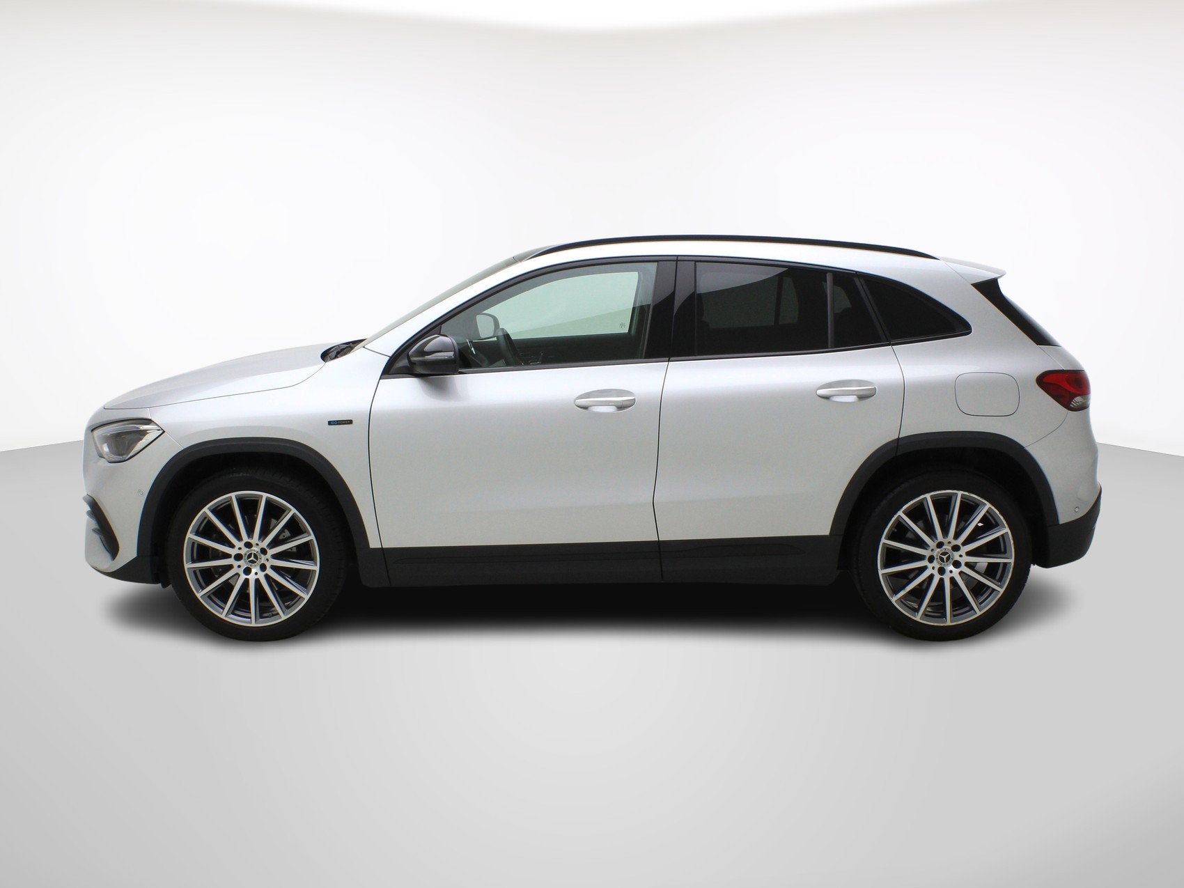 MERCEDES-BENZ GLA-Klasse GLA 250 e AMG Line-image-2