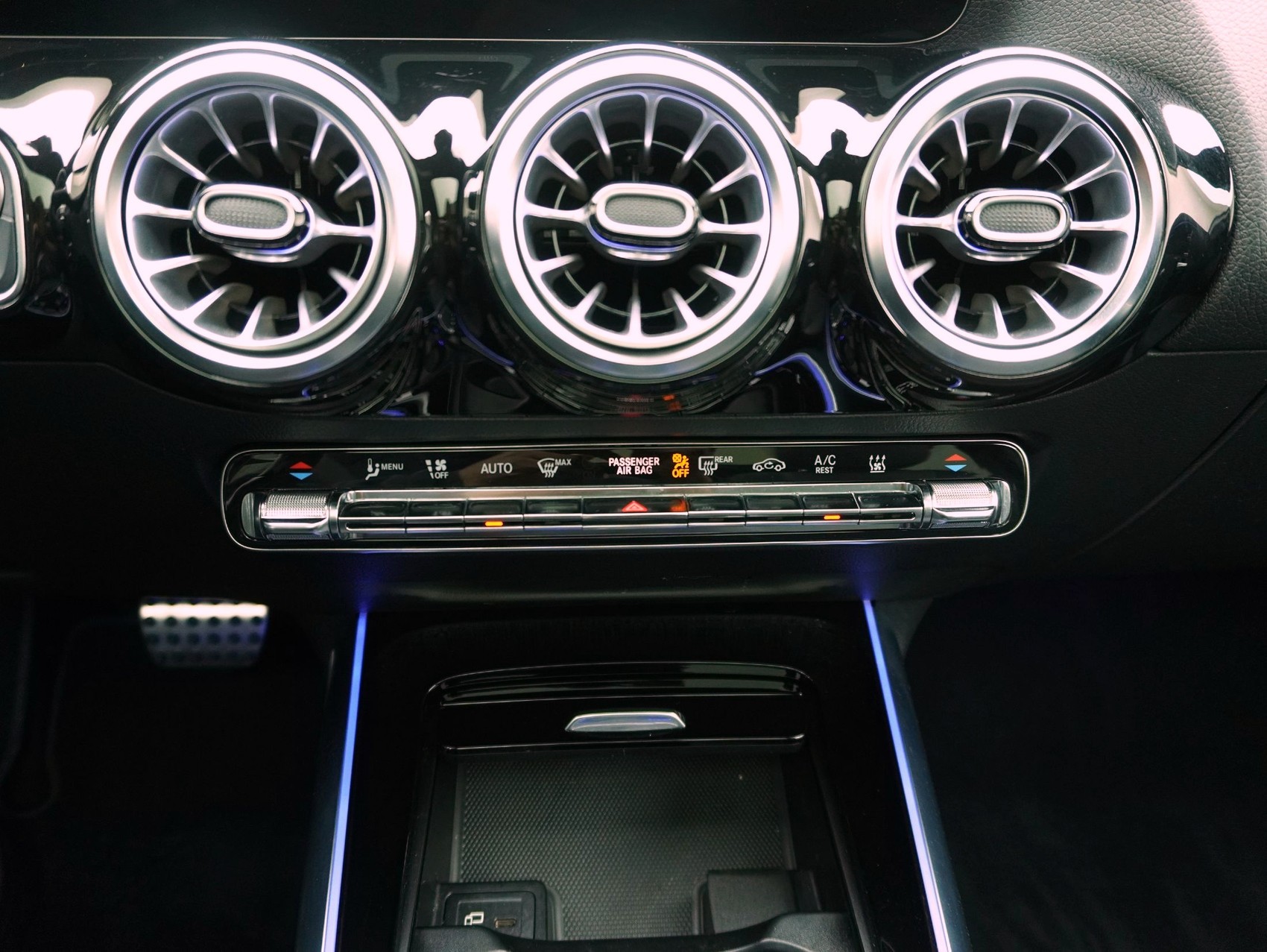 MERCEDES-BENZ GLA-Klasse GLA 250 e AMG Line-image-12