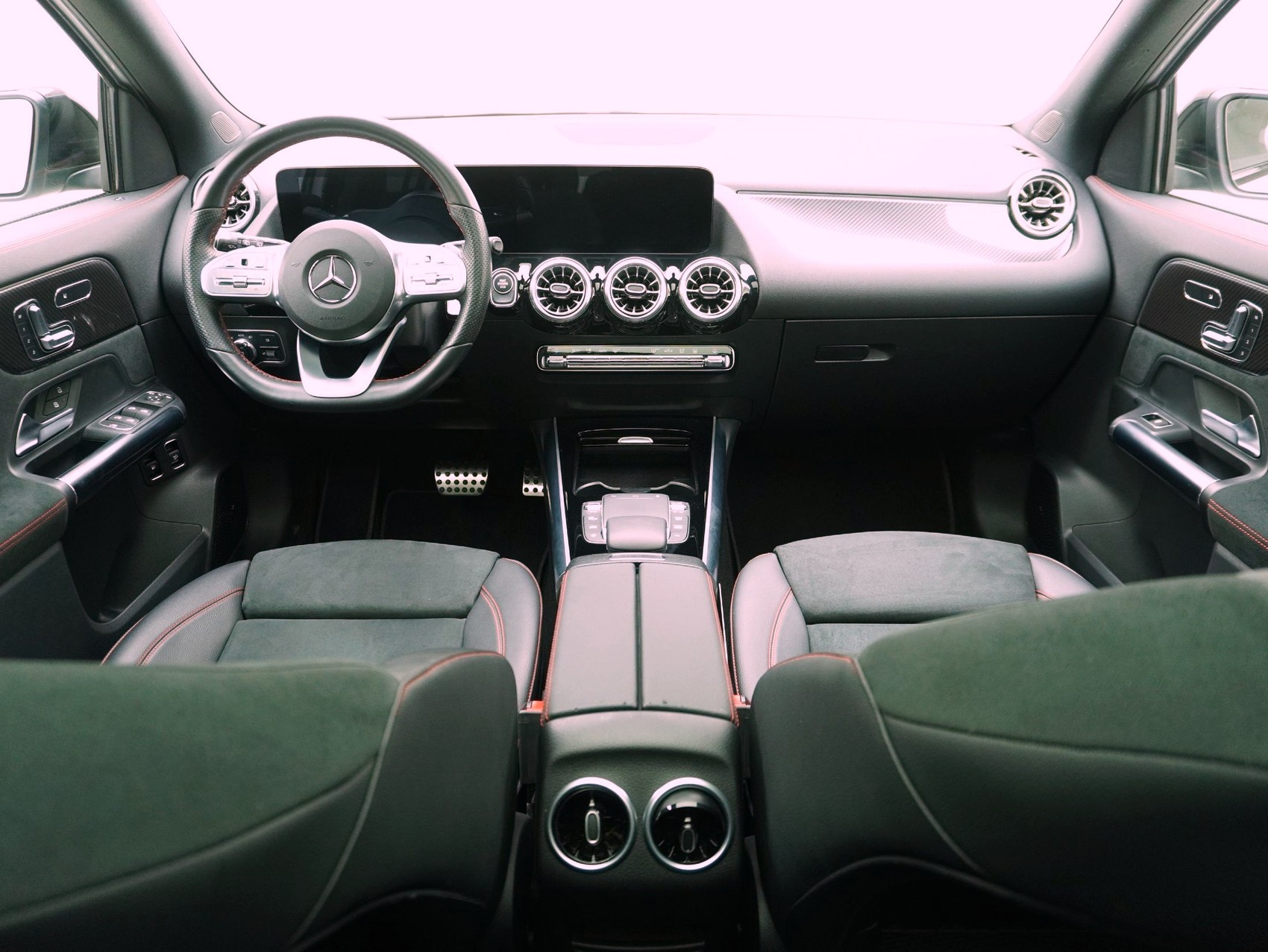 MERCEDES-BENZ GLA-Klasse GLA 250 e AMG Line-image-11