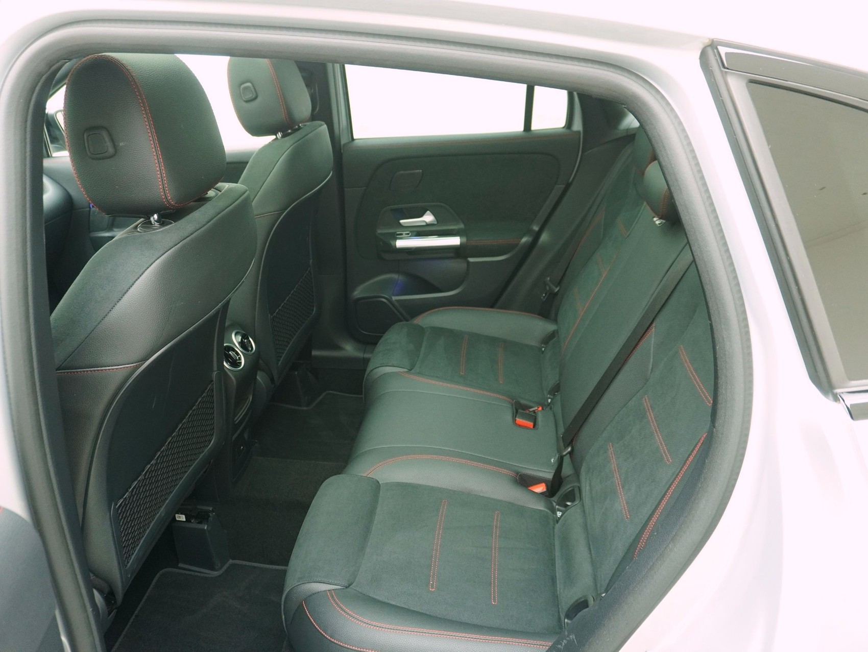 MERCEDES-BENZ GLA-Klasse GLA 250 e AMG Line-image-9
