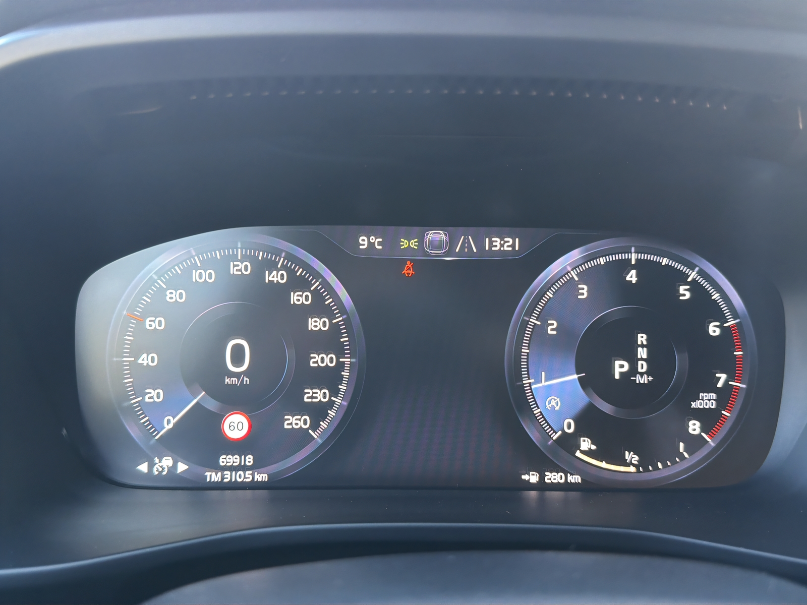 VOLVO XC40 2.0 T4 Momentum-image-10
