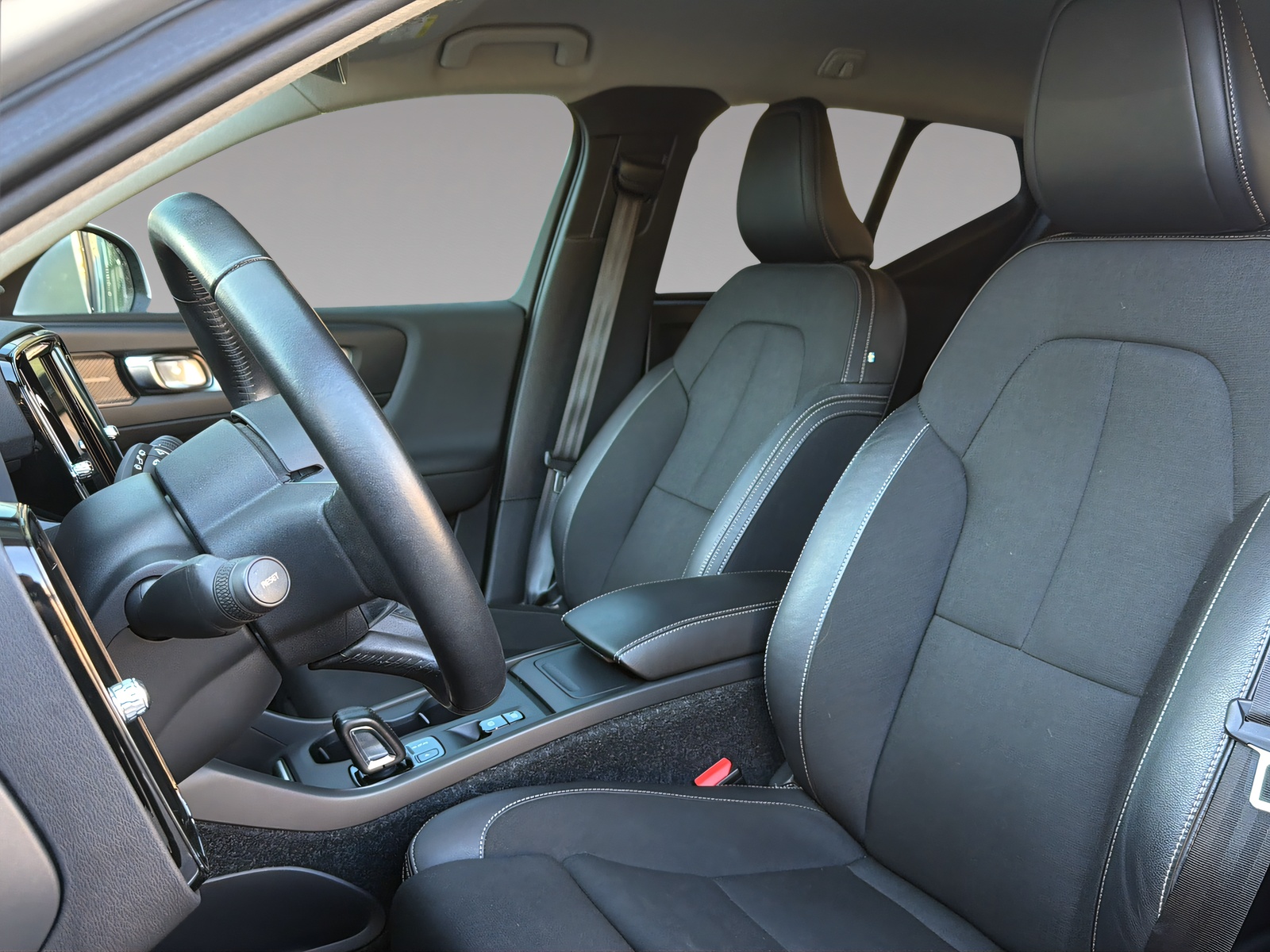 VOLVO XC40 2.0 T4 Momentum-image-5