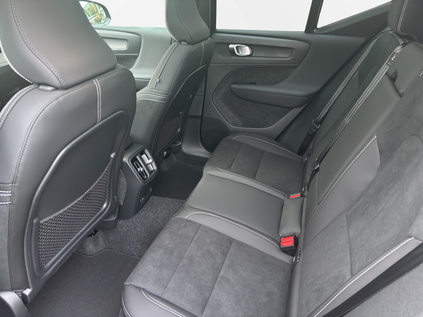 VOLVO EX40 Twin Black Edition AWD-image-4