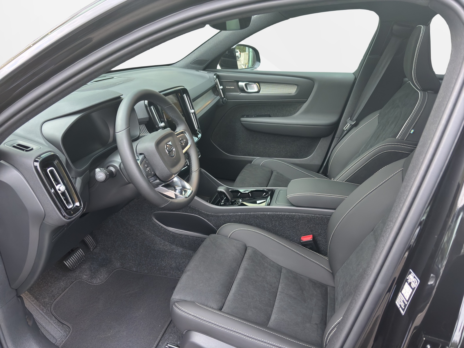VOLVO EX40 Twin Black Edition AWD-image-3