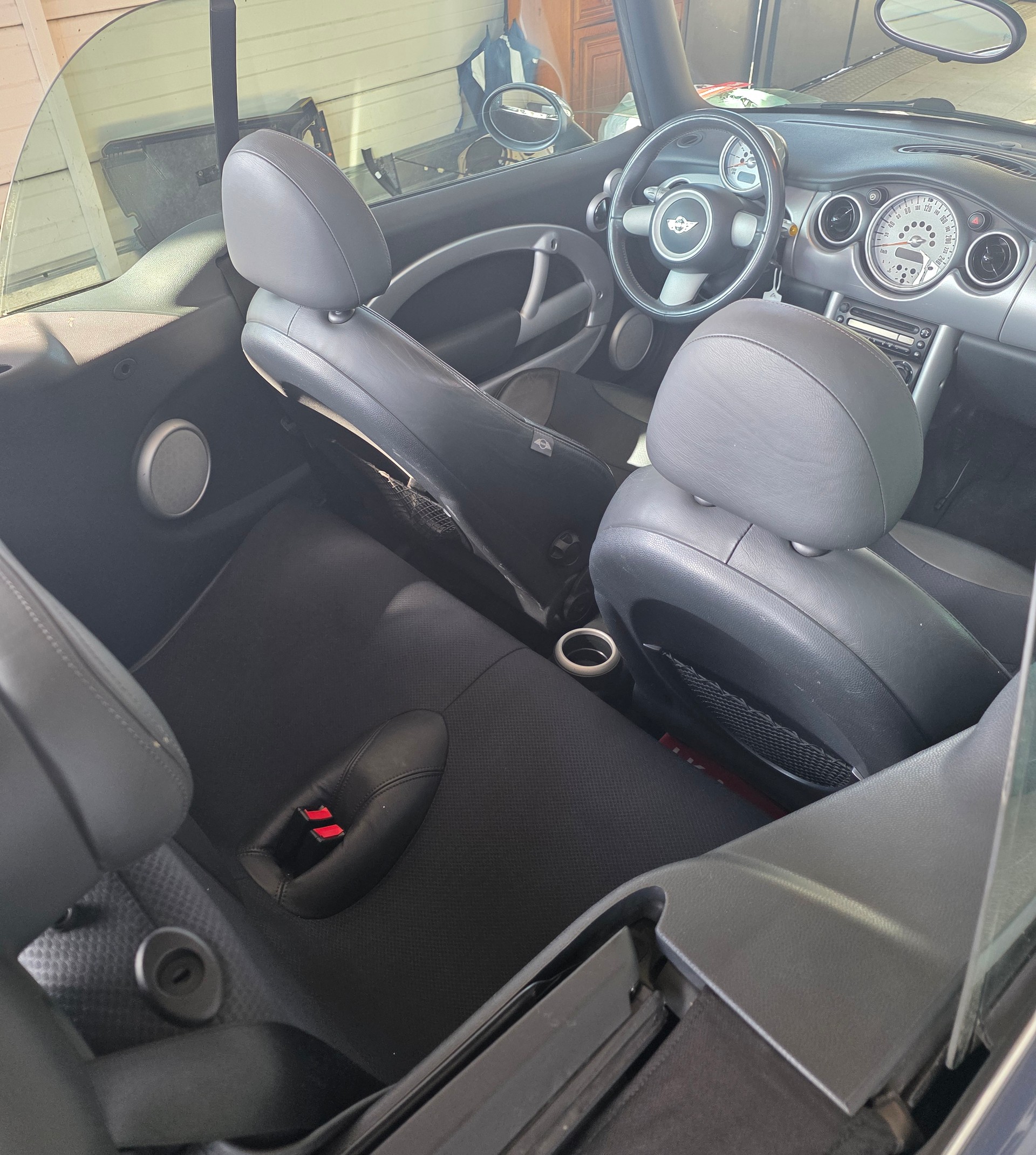 MINI Cooper Cabriolet-image-2