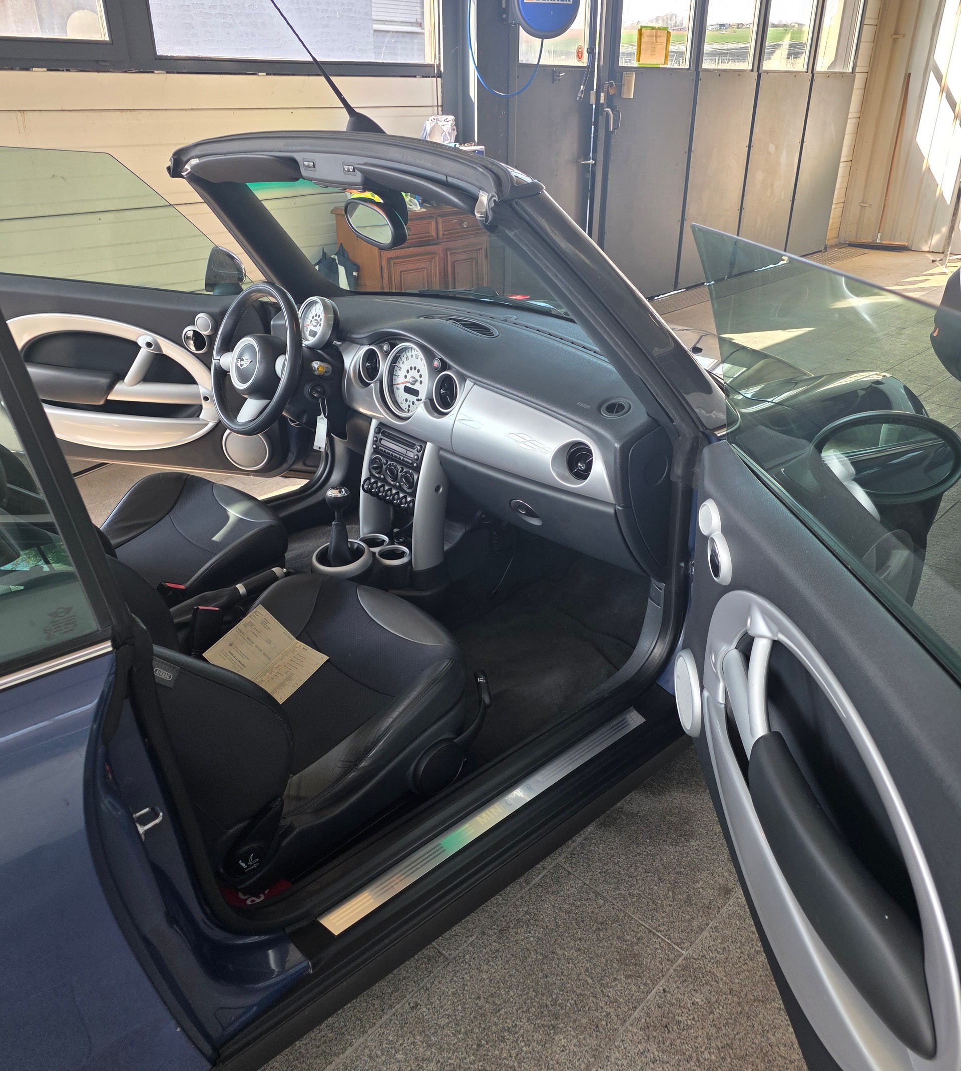 MINI Cooper Cabriolet-image-4