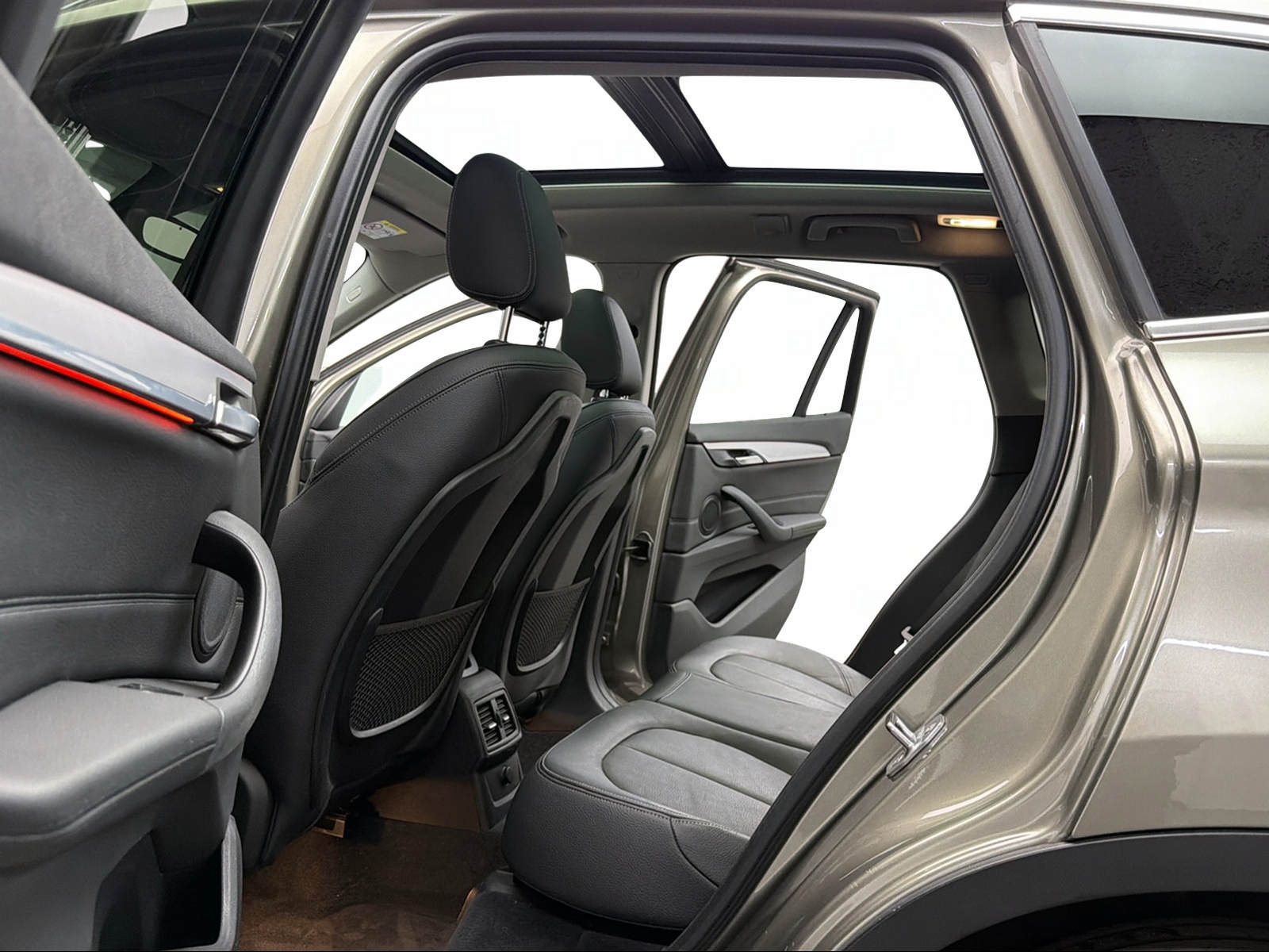 BMW X1 xDrive 25i 231PS PLATIN SILVER xLine Steptronic / Panoramadach / RF-Kamera / Leder / Komfortzugang / Head-Up-Display /-image-8