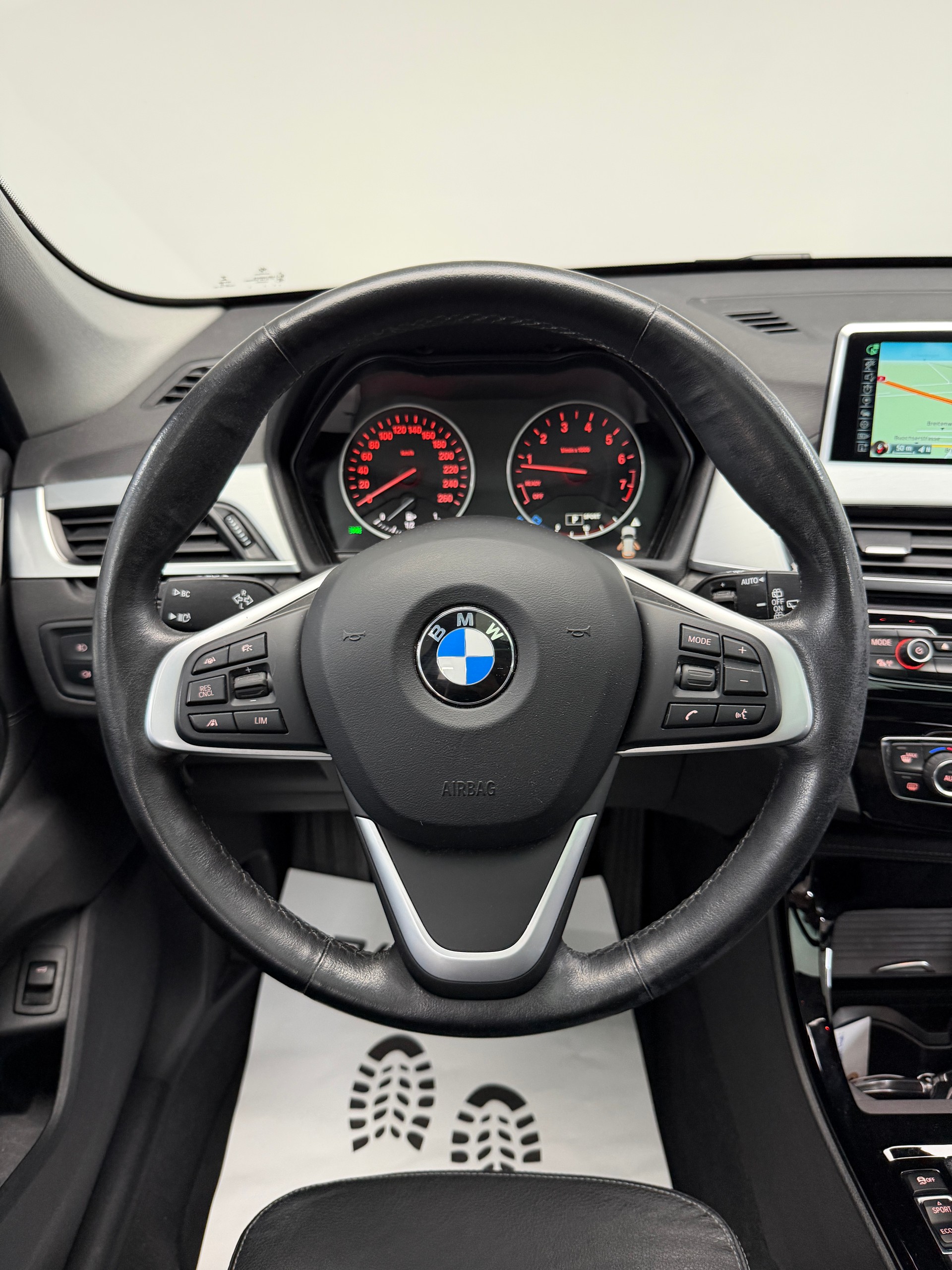 BMW X1 xDrive 25i 231PS PLATIN SILVER xLine Steptronic / Panoramadach / RF-Kamera / Leder / Komfortzugang / Head-Up-Display /-image-12