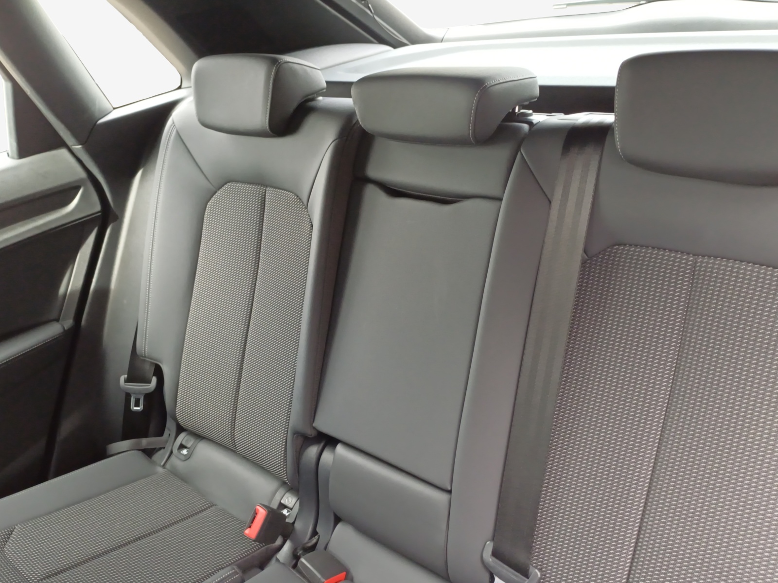 AUDI Q3 40 TFSI S line quattro S-tronic-image-11