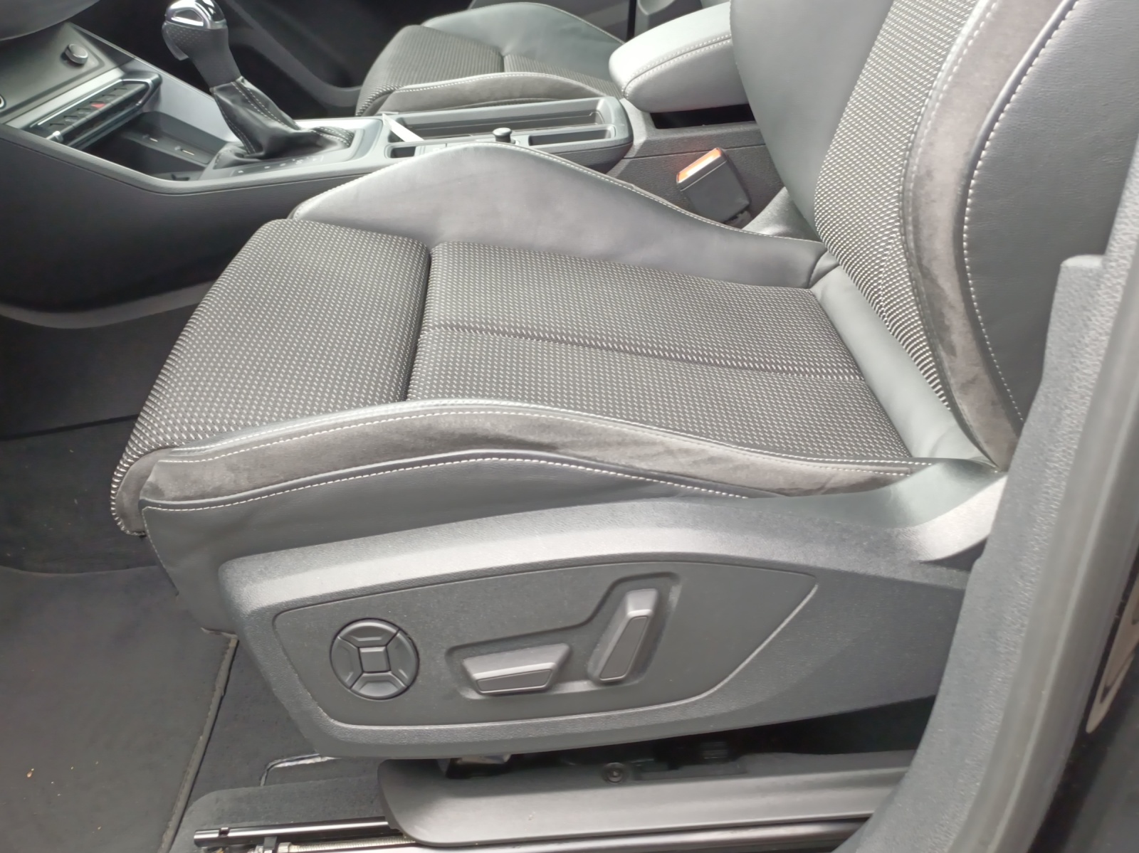 AUDI Q3 40 TFSI S line quattro S-tronic-image-14