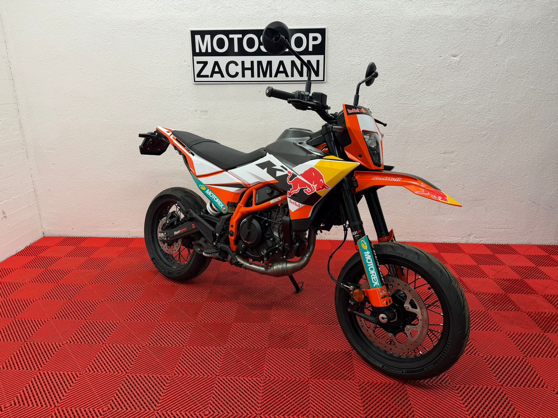 KTM 390 SMC R-showroom-element-1