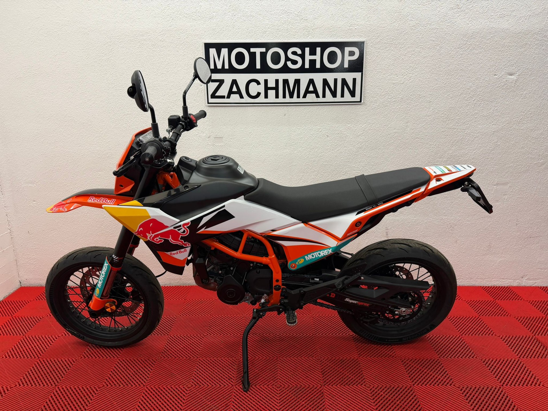 KTM 390 SMC R-showroom-element-3