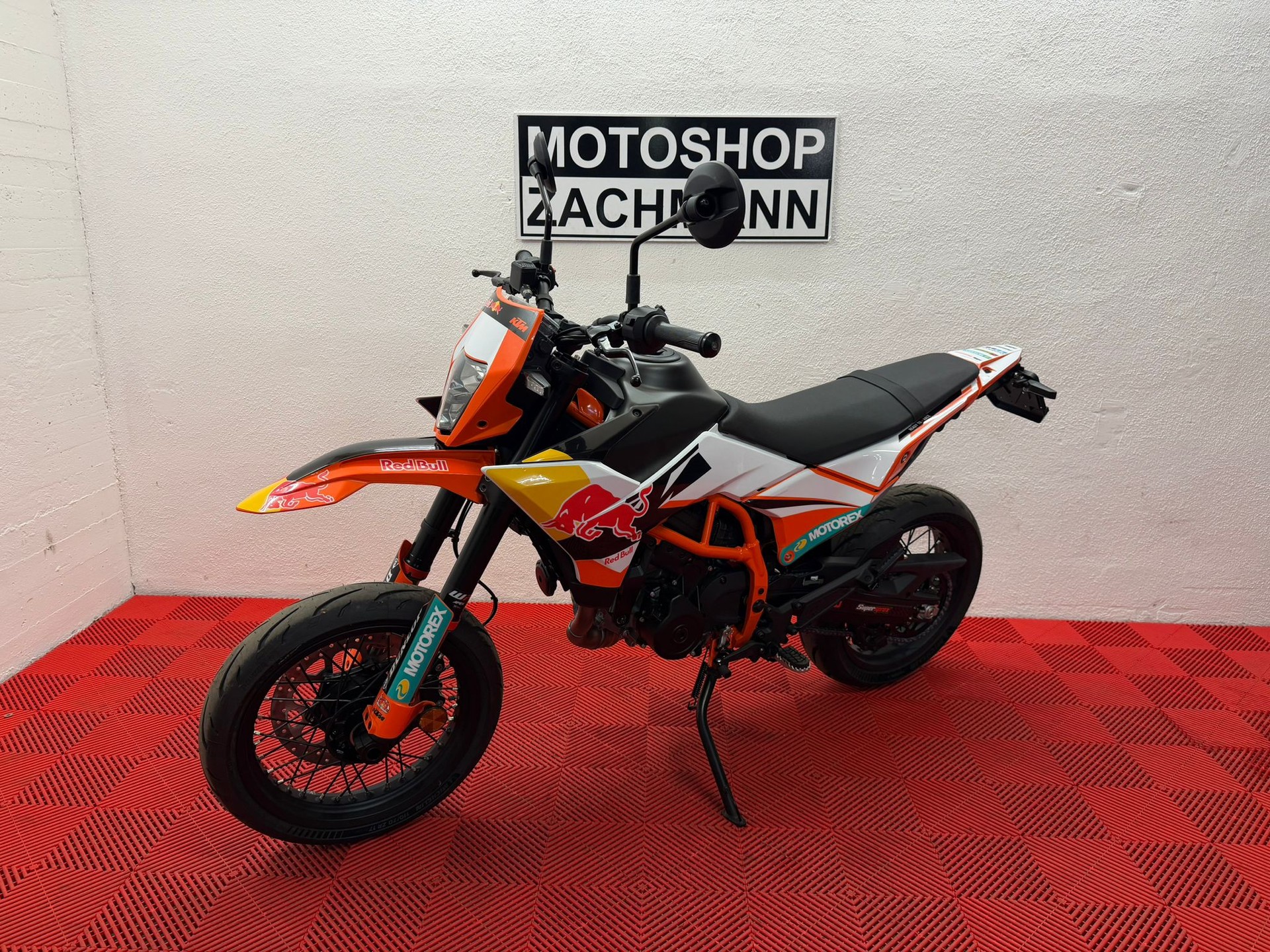 KTM 390 SMC R-showroom-element-2