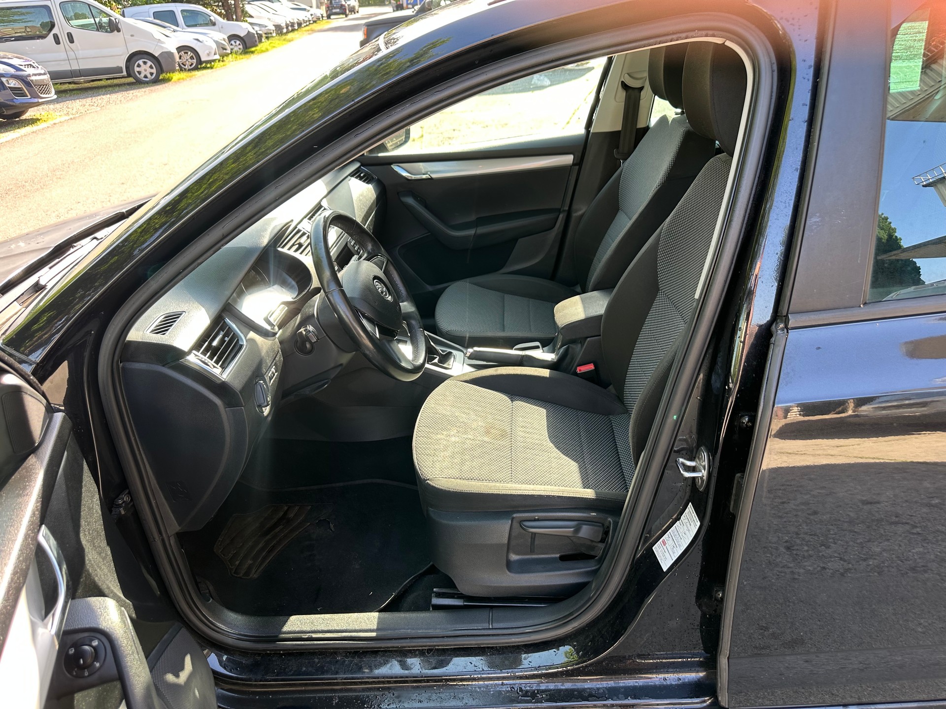 SKODA Octavia Combi 1.6 TDI Ambition 4x4-image-13