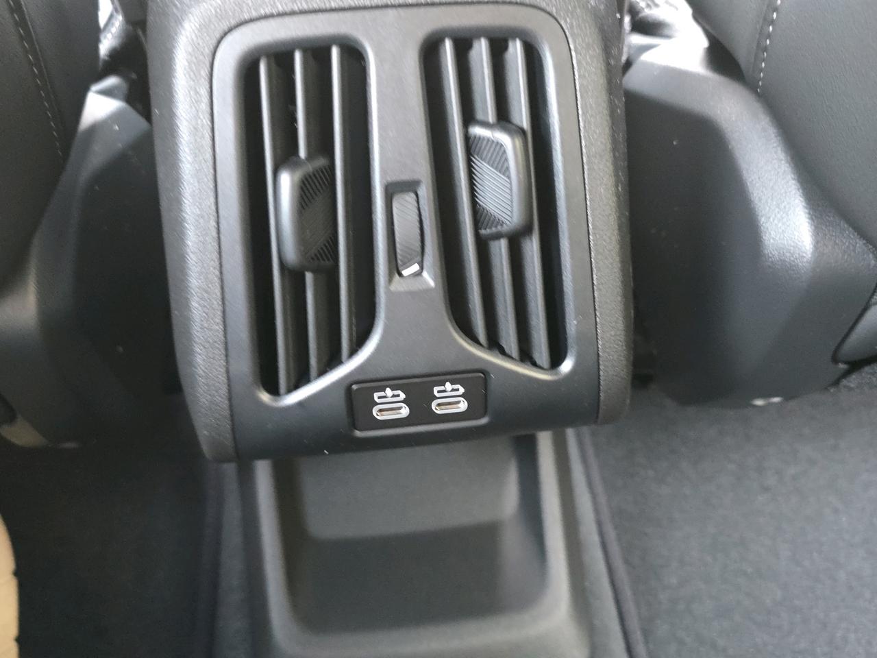 BMW iX1 20 eDrive-image-16