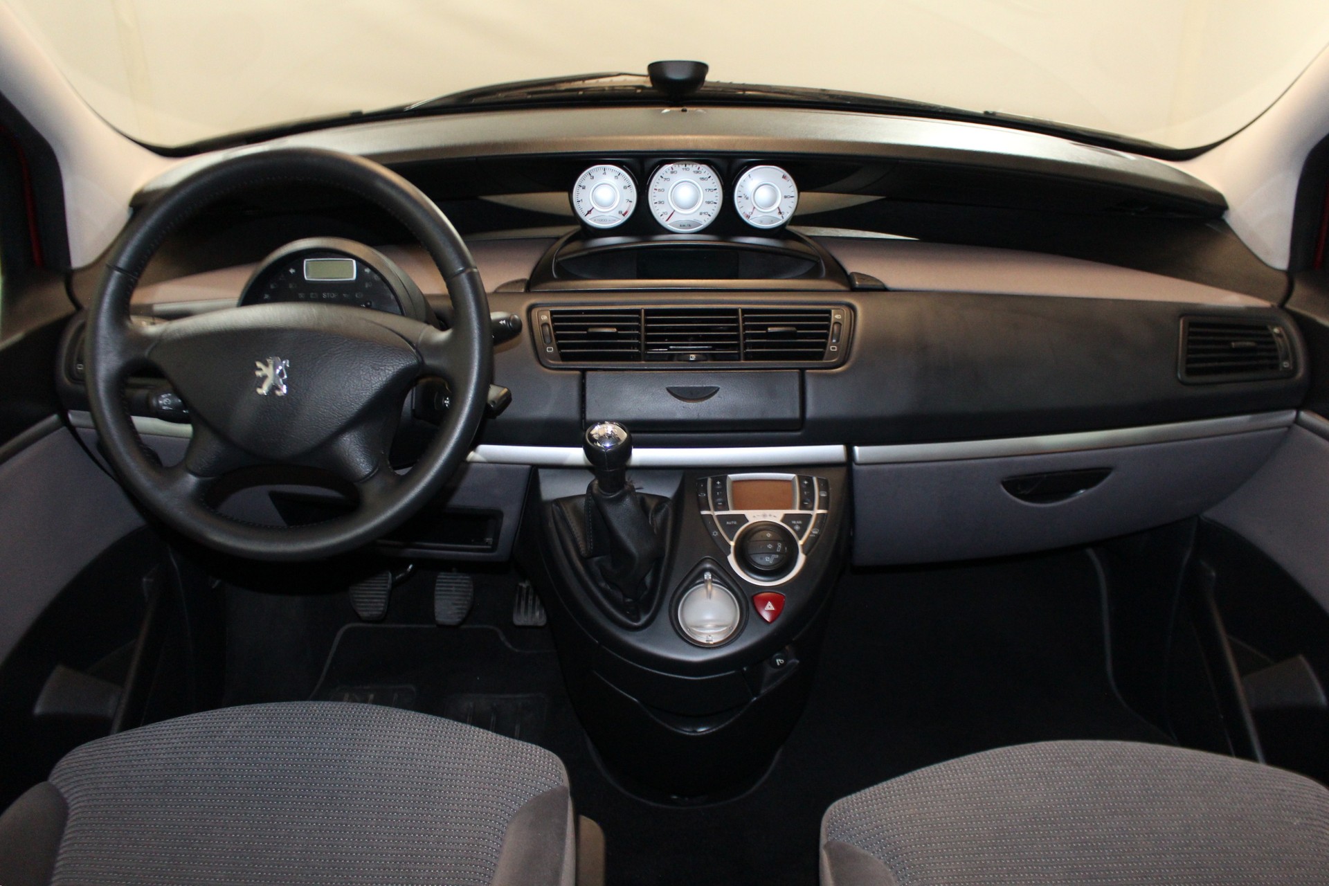 PEUGEOT 807 2.0 16V Family Plus-image-14