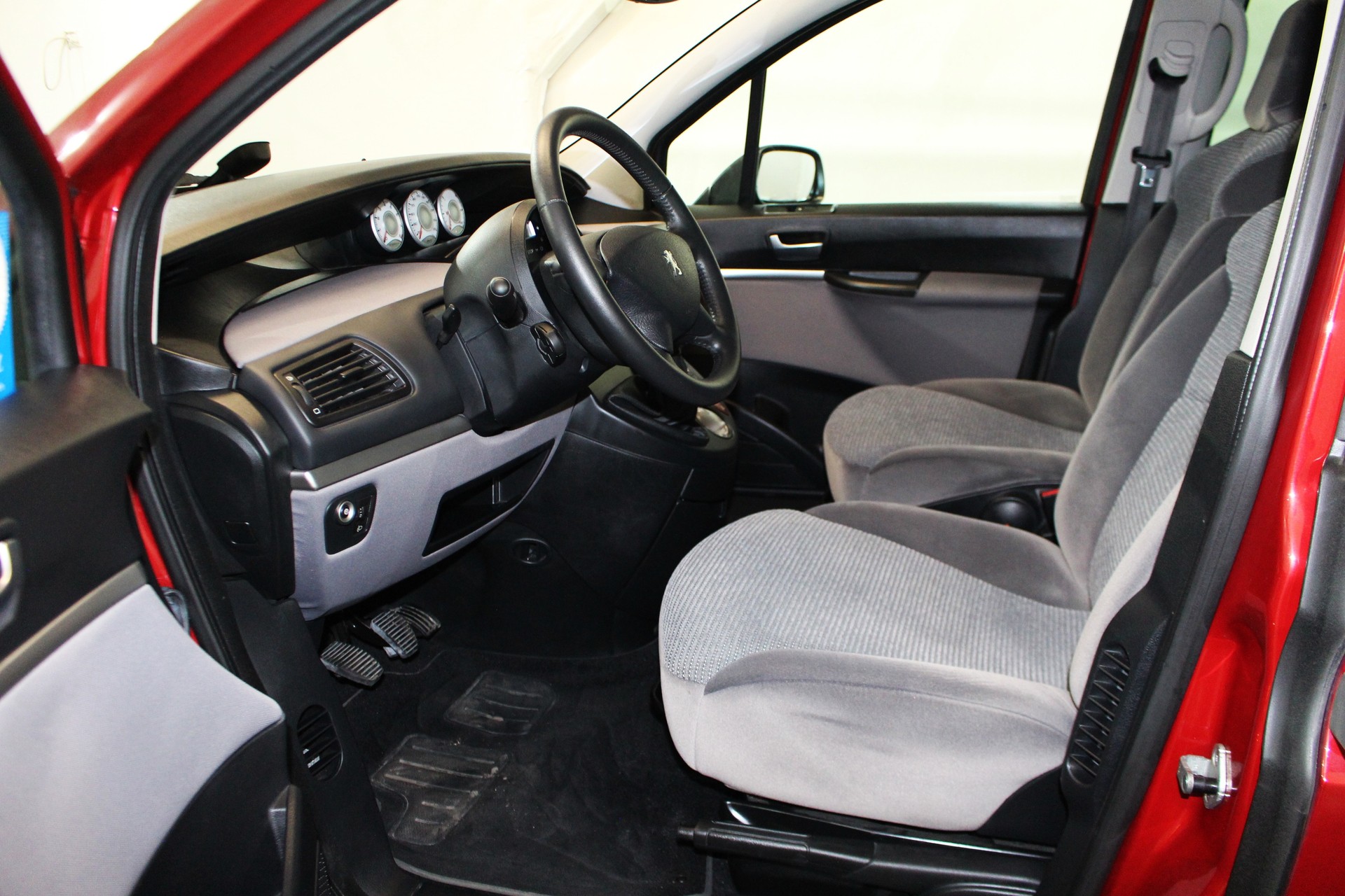 PEUGEOT 807 2.0 16V Family Plus-image-6