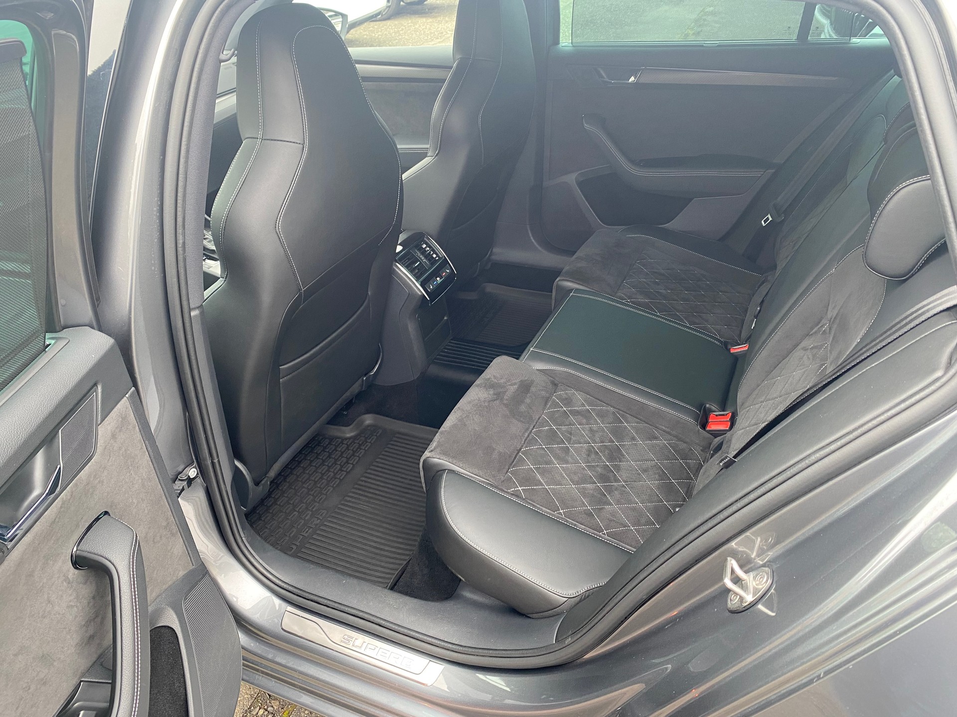 SKODA Superb Combi 2.0 TSI 280PS SportLine 4x4 DSG **Top-Austattung**-image-7