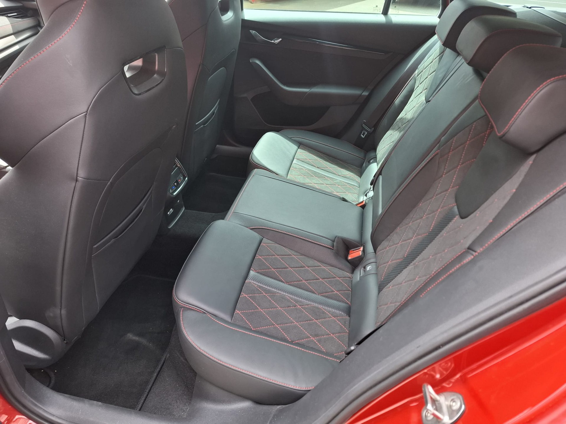 SKODA Octavia Combi 2.0 TSI DSG RS-image-7