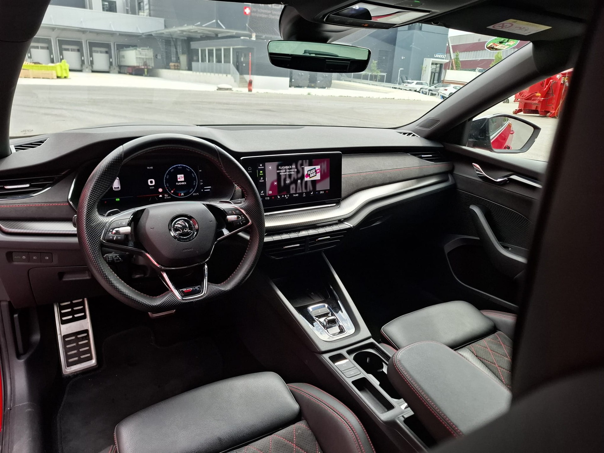SKODA Octavia Combi 2.0 TSI DSG RS-image-4
