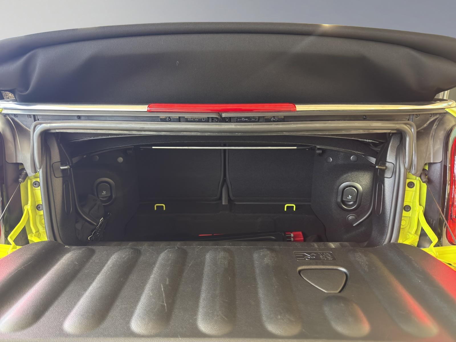 MINI Cabrio Cooper S-image-18