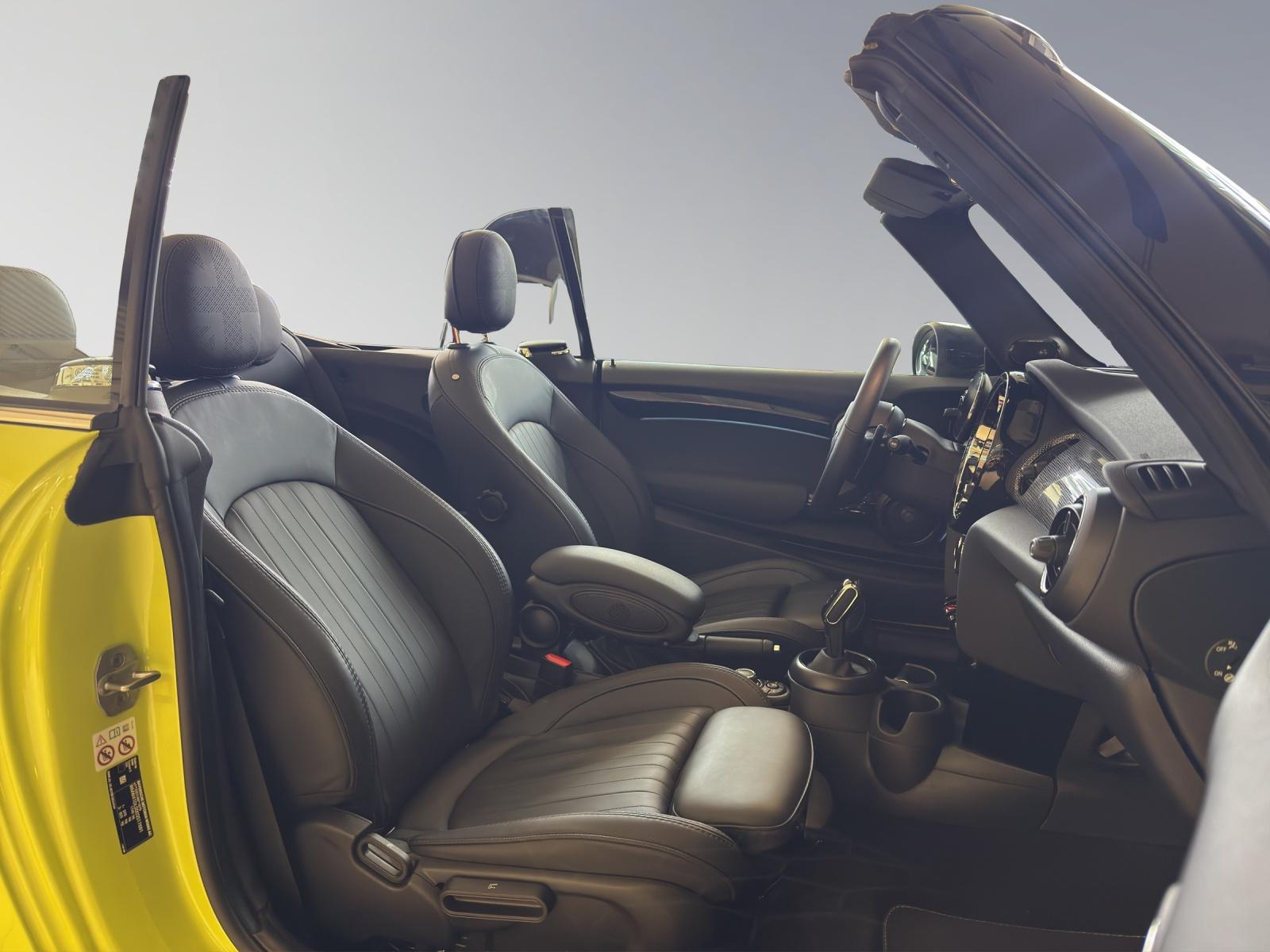 MINI Cabrio Cooper S-image-16