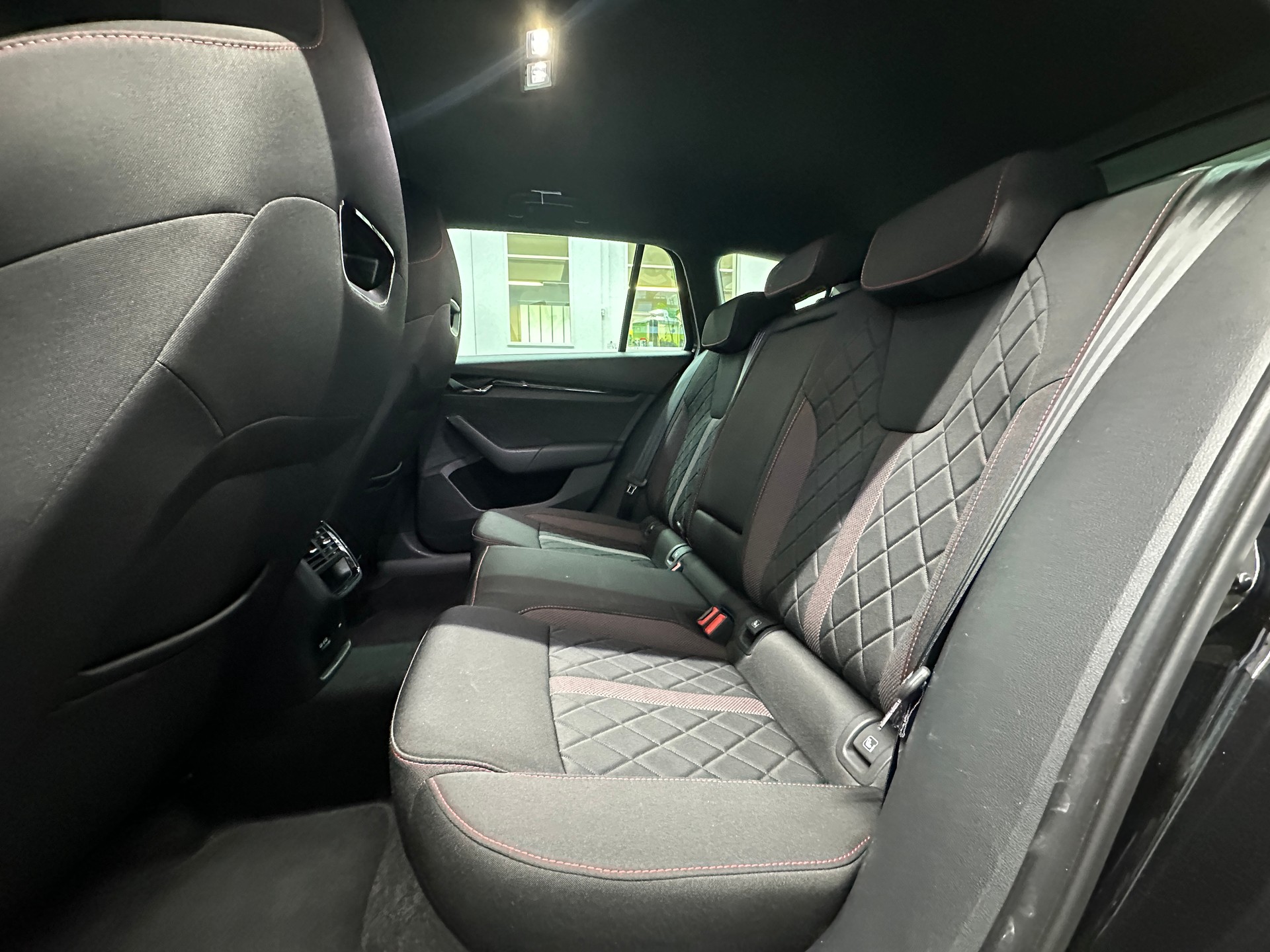 SKODA Octavia Combi 2.0 TDI DSG RS 4x4-image-8