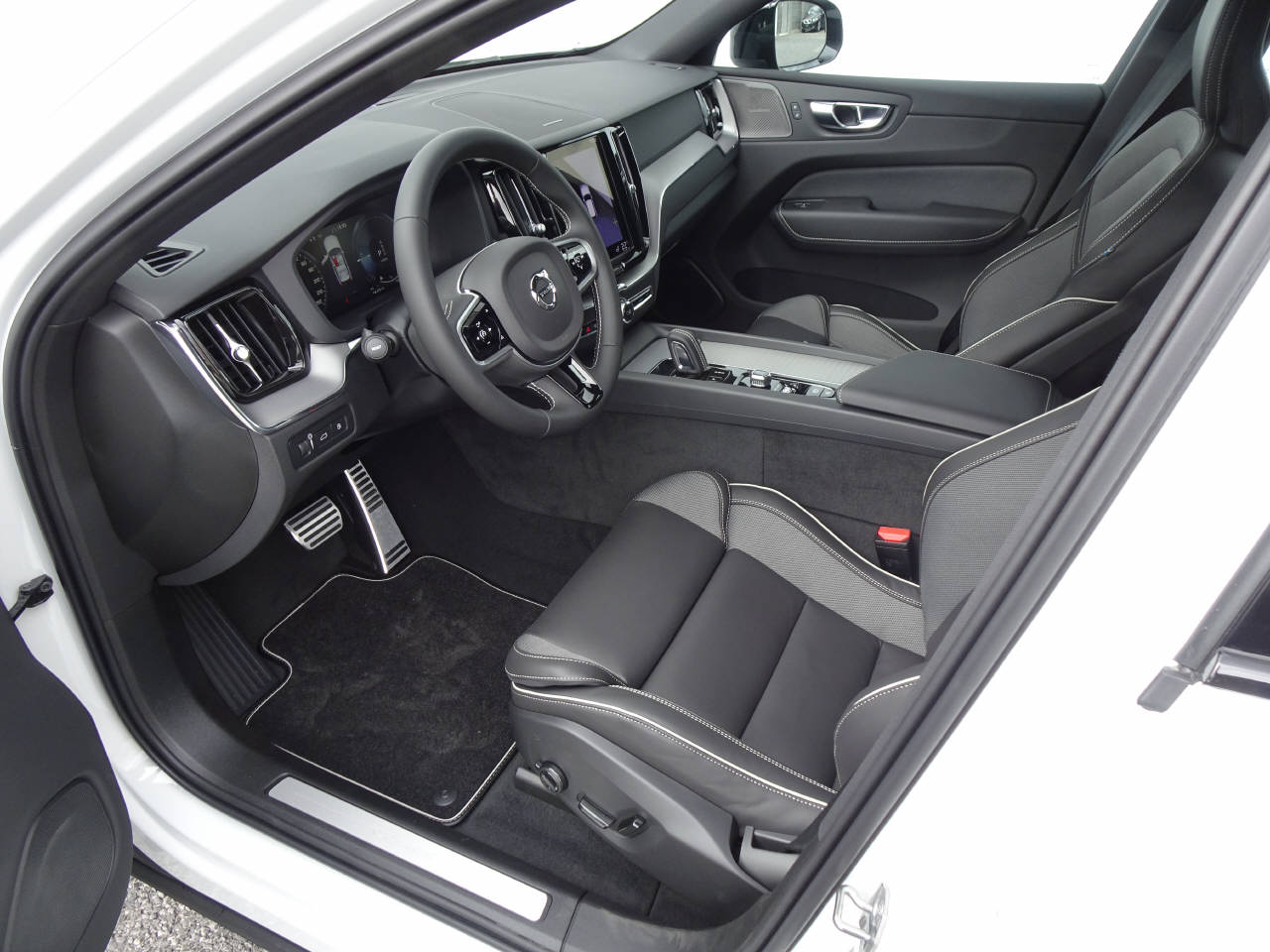 VOLVO XC60 2.0 T6 TE R-Design eAWD-image-2