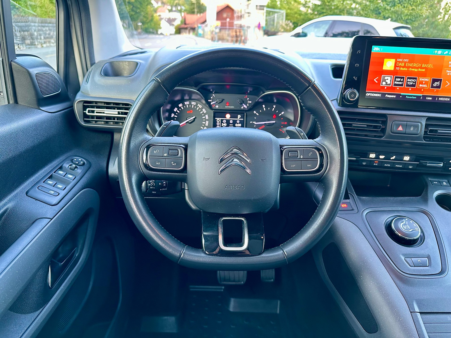 CITROEN Berlingo 1.5 BlueHDi Shine EAT8-image-12