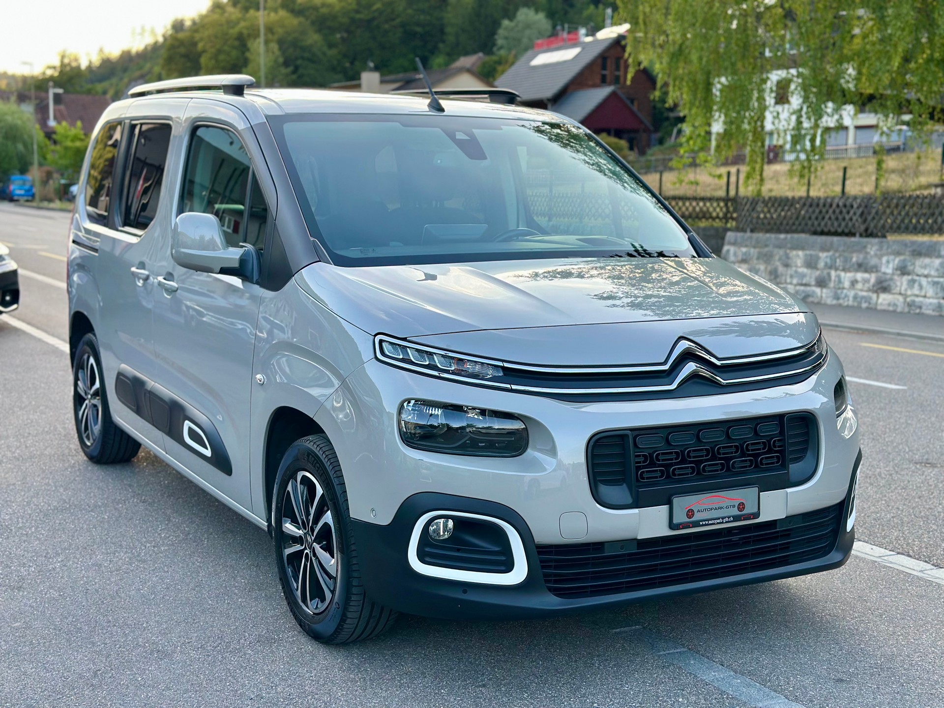 CITROEN Berlingo 1.5 BlueHDi Shine EAT8-showroom-element-1