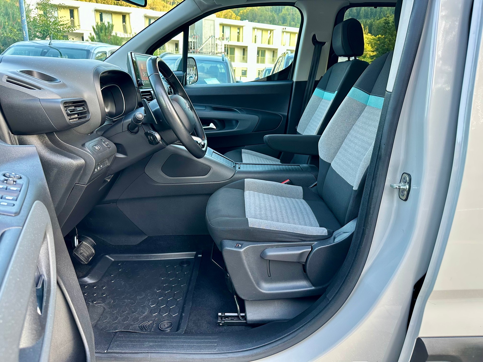 CITROEN Berlingo 1.5 BlueHDi Shine EAT8-image-9