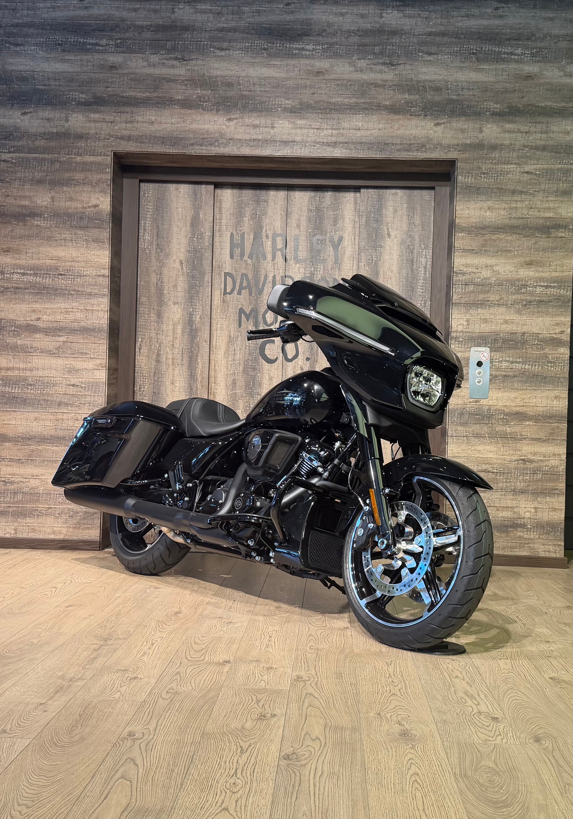 HARLEY-DAVIDSON Street Glide-showroom-element-1