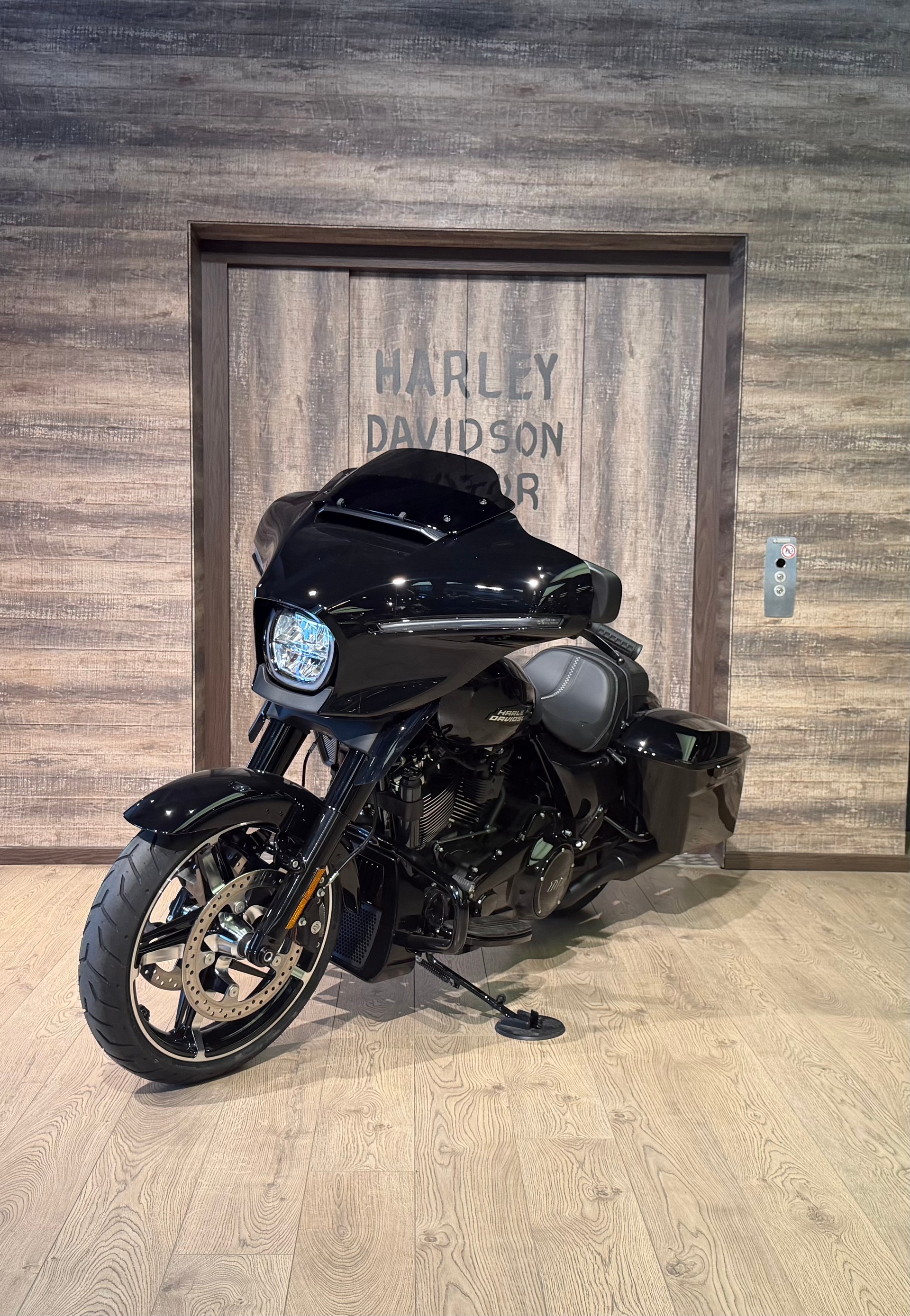 HARLEY-DAVIDSON Street Glide-showroom-element-2