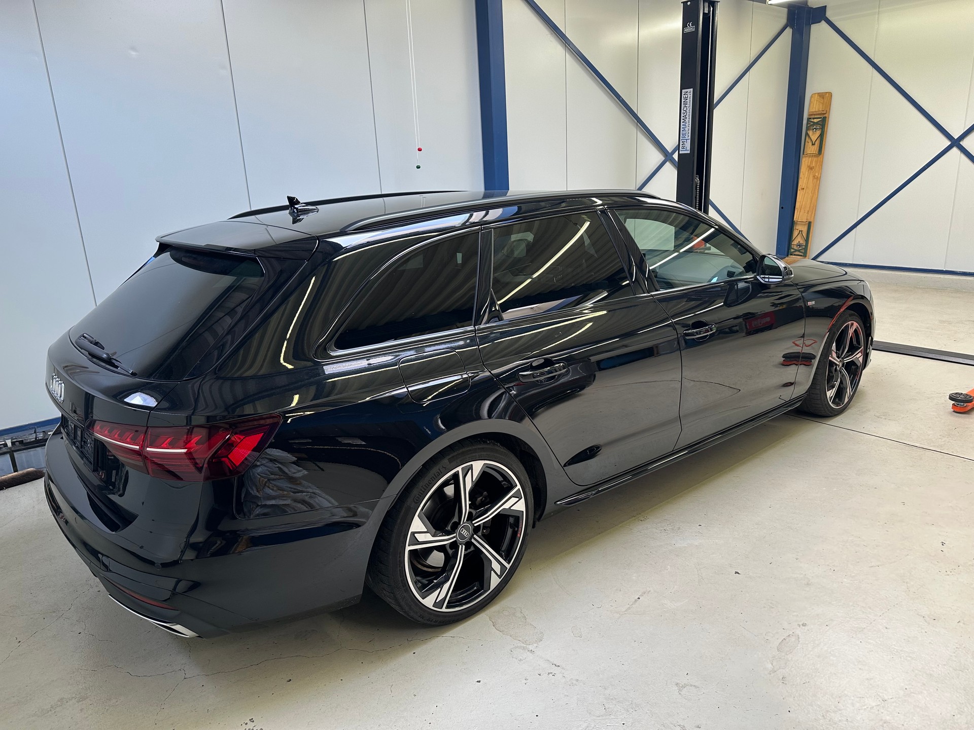 AUDI A4 Avant 40 TDI S line Attraction quattro S-tronic-image-3