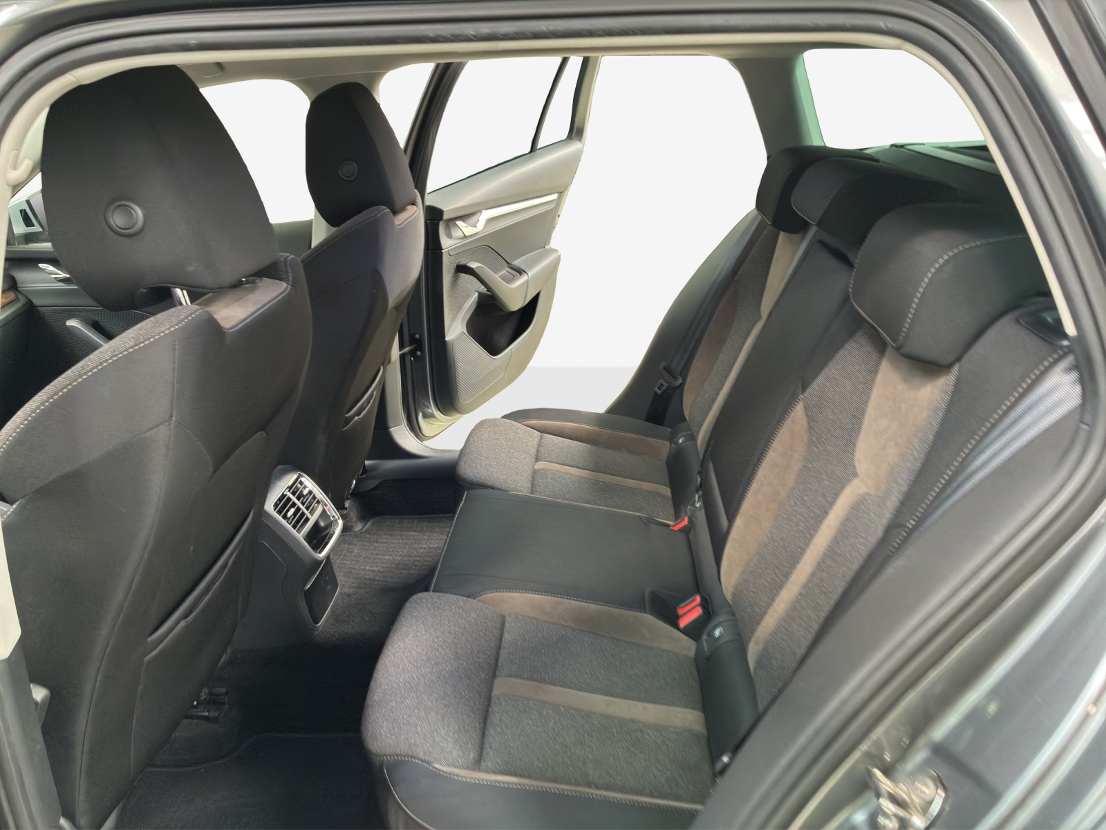 SKODA Octavia Combi 2.0 TDI DSG Scout 4x4-image-11