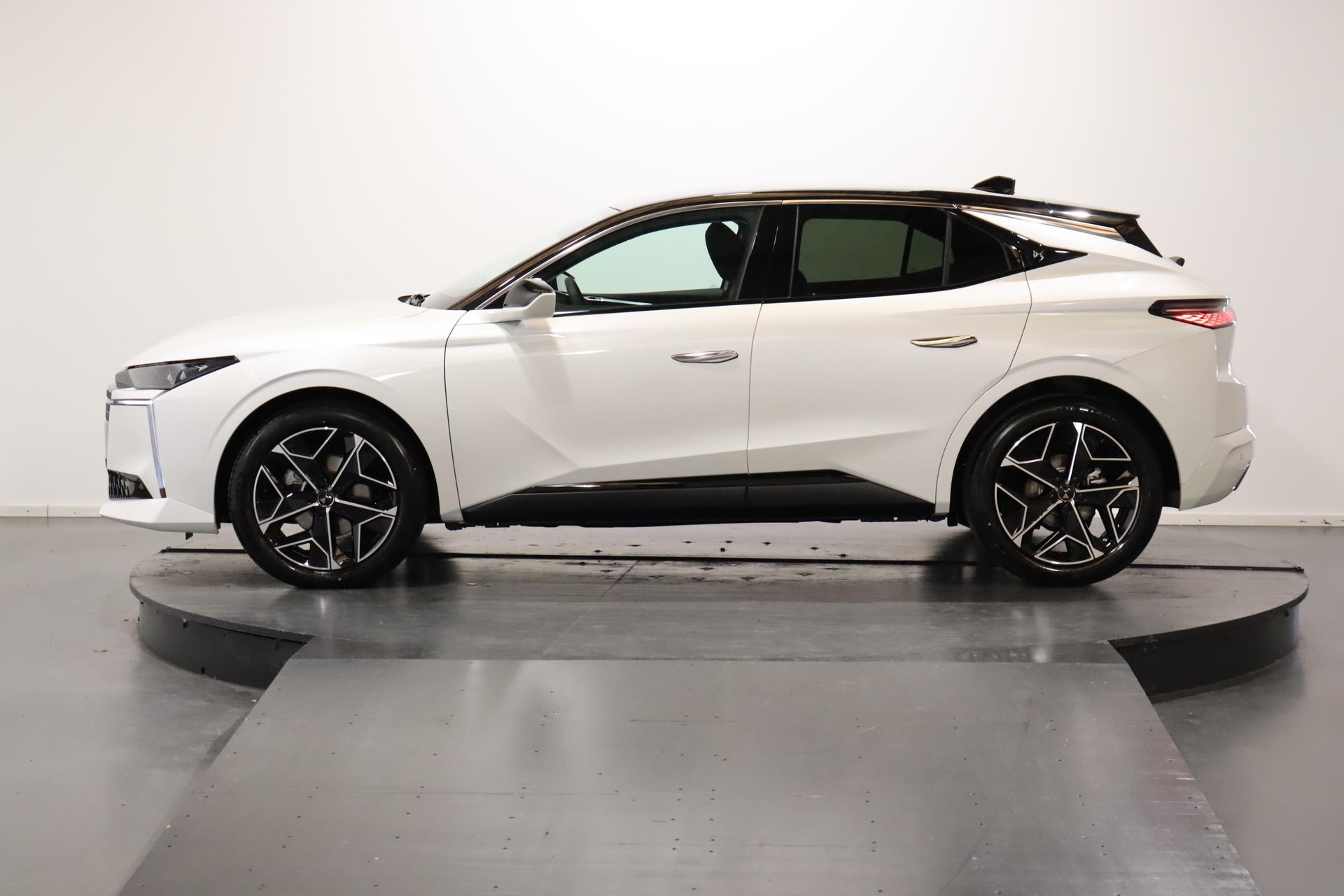 DS AUTOMOBILES No4 1.2 Hybrid Pallas-showroom-element-1
