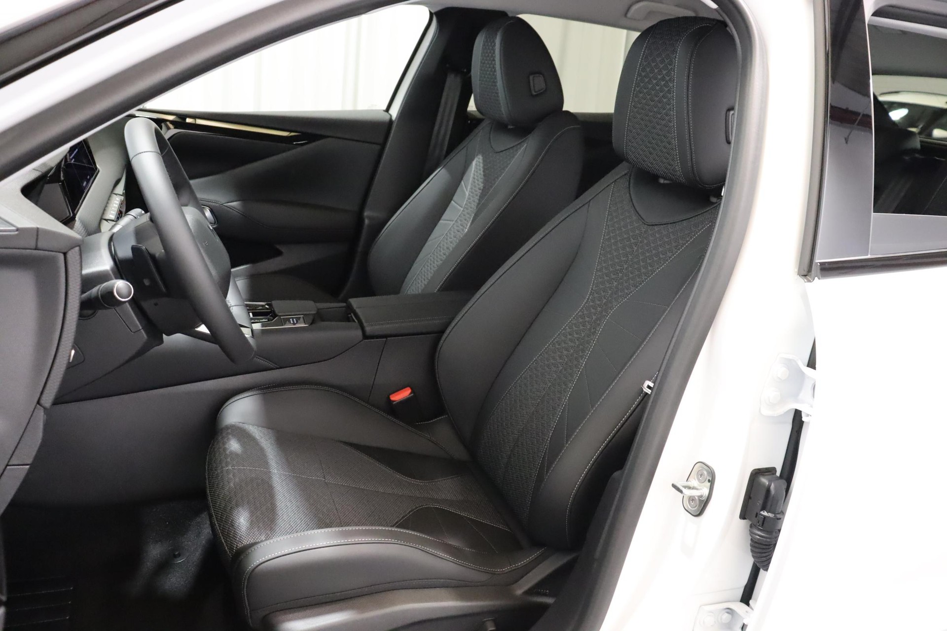 DS AUTOMOBILES No4 1.2 Hybrid Pallas-image-3