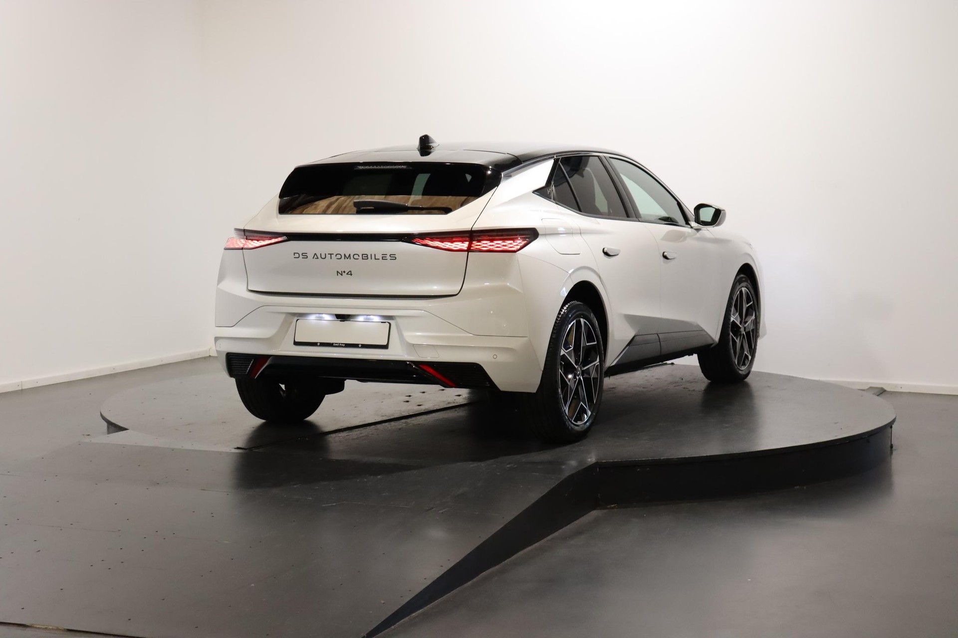 DS AUTOMOBILES No4 1.2 Hybrid Pallas-showroom-element-2