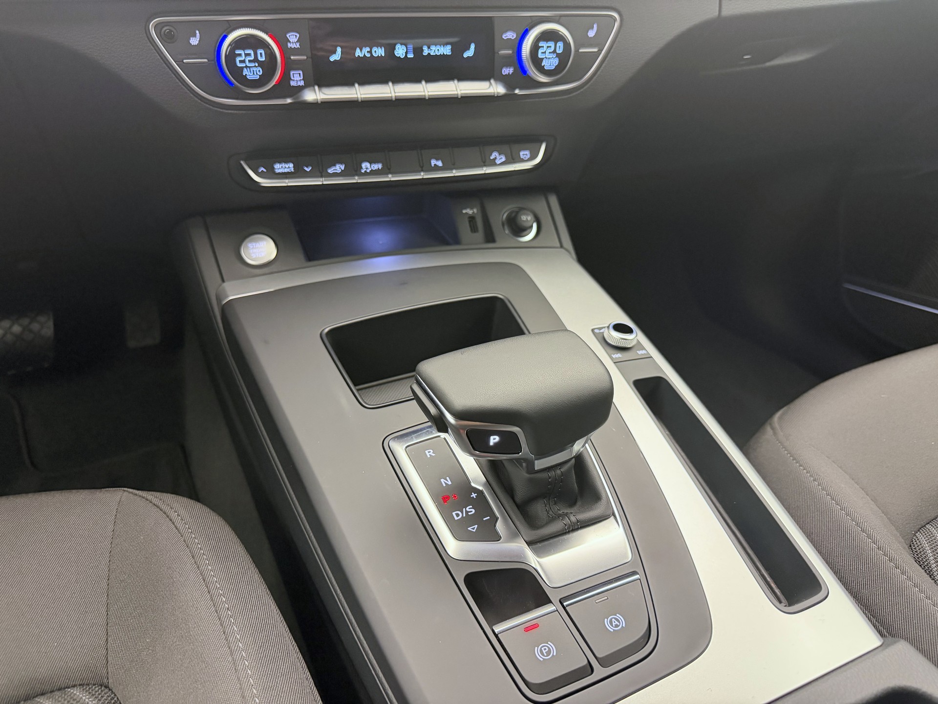 AUDI Q5 50 TFSI e PHEV quattro S-tronic-image-13