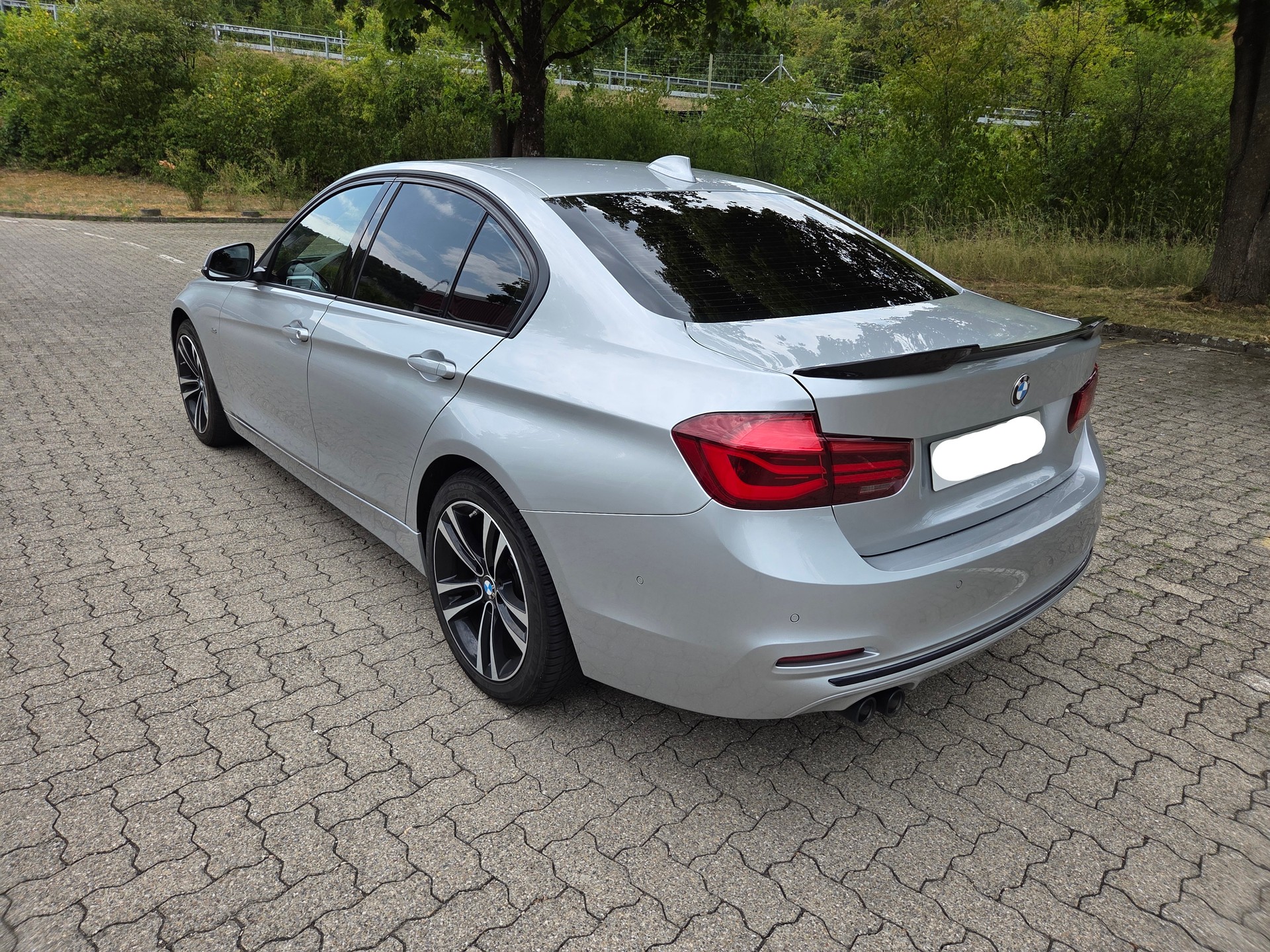BMW 320d xDrive-image-2