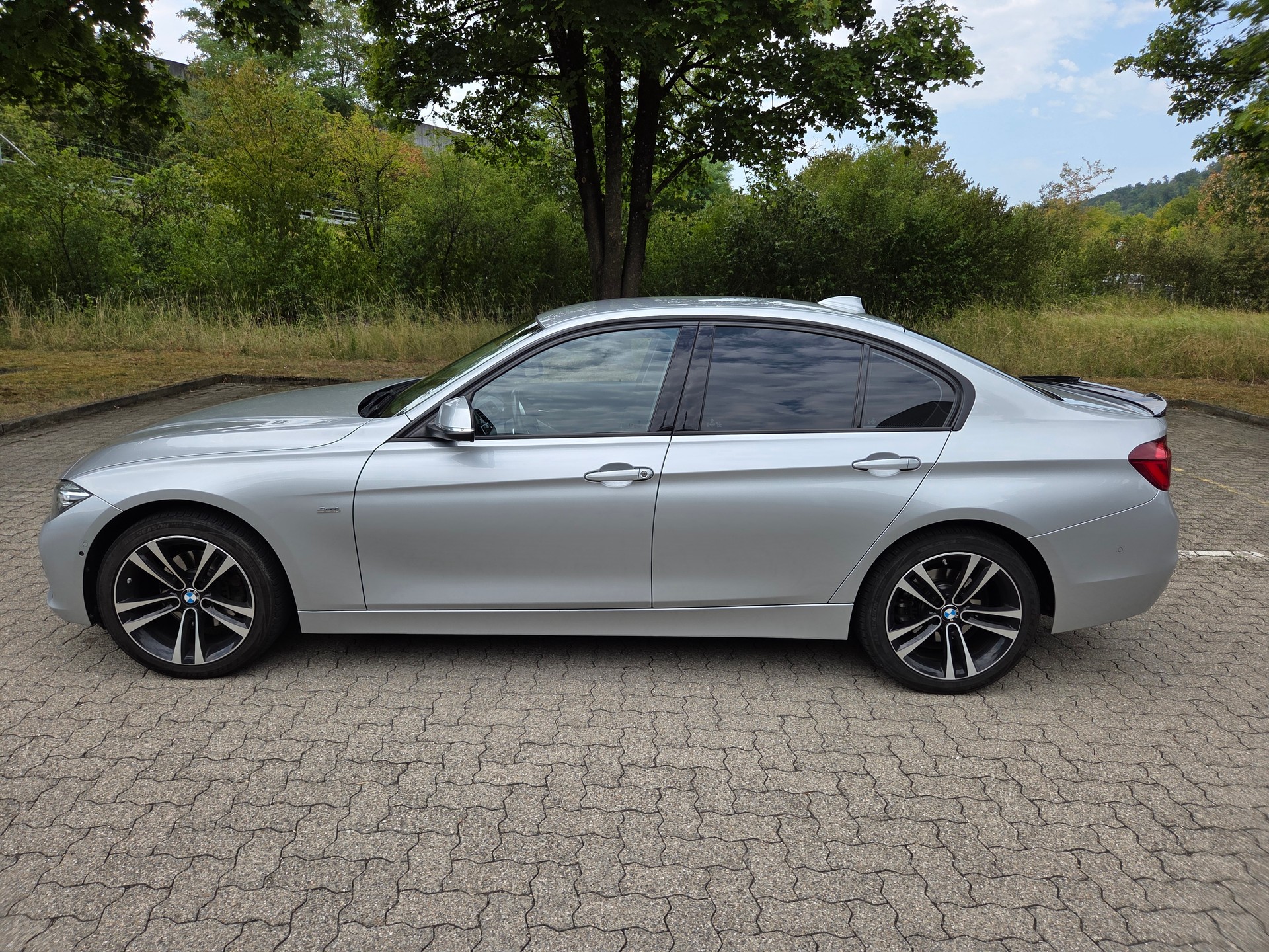 BMW 320d xDrive-image-1